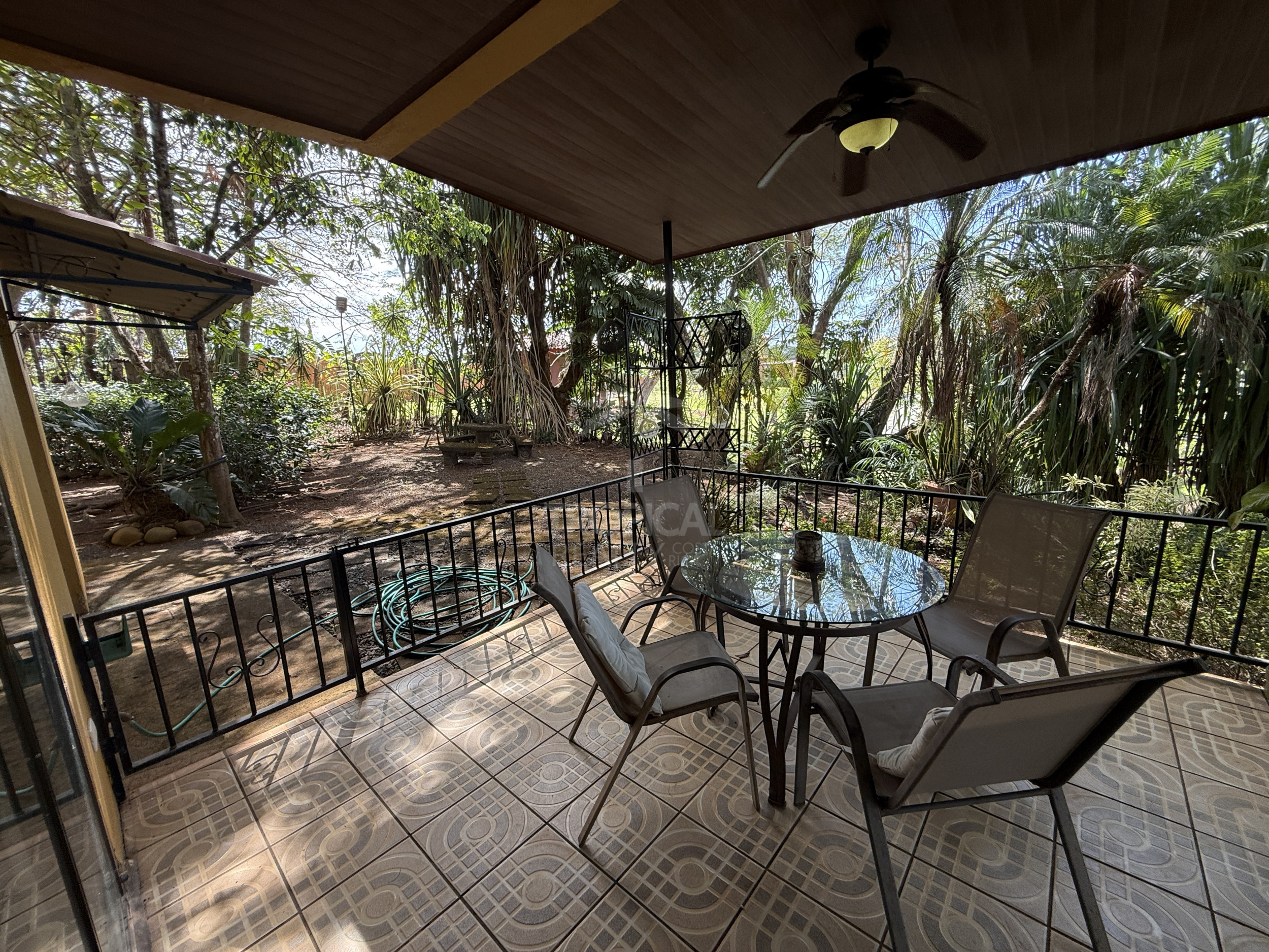 Property for sale with 3 houses and a cabin in Esparza!