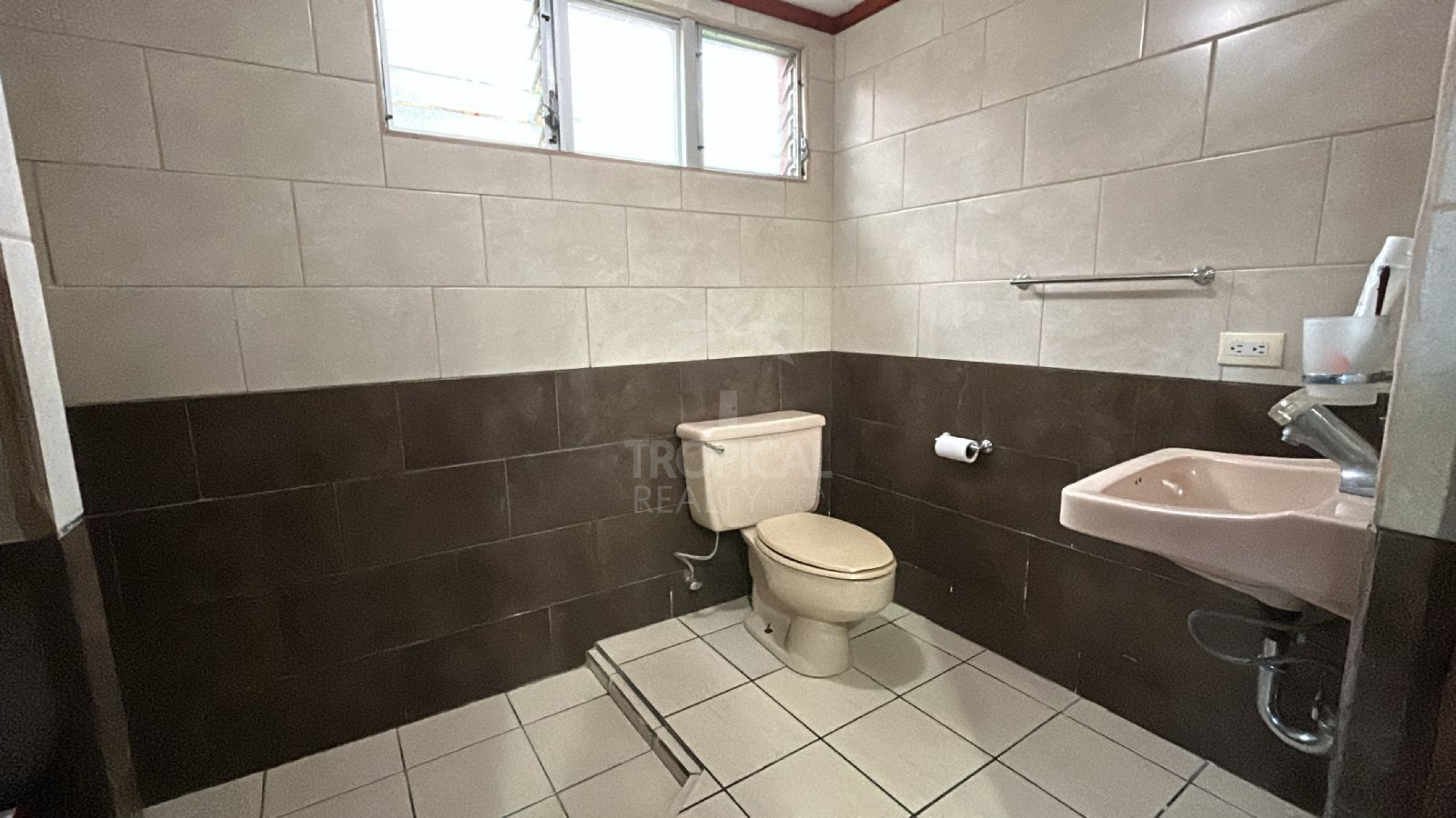 For Sale: House with Mixed Land Use in Granadilla – Large Lot with Development Potential | $819,000