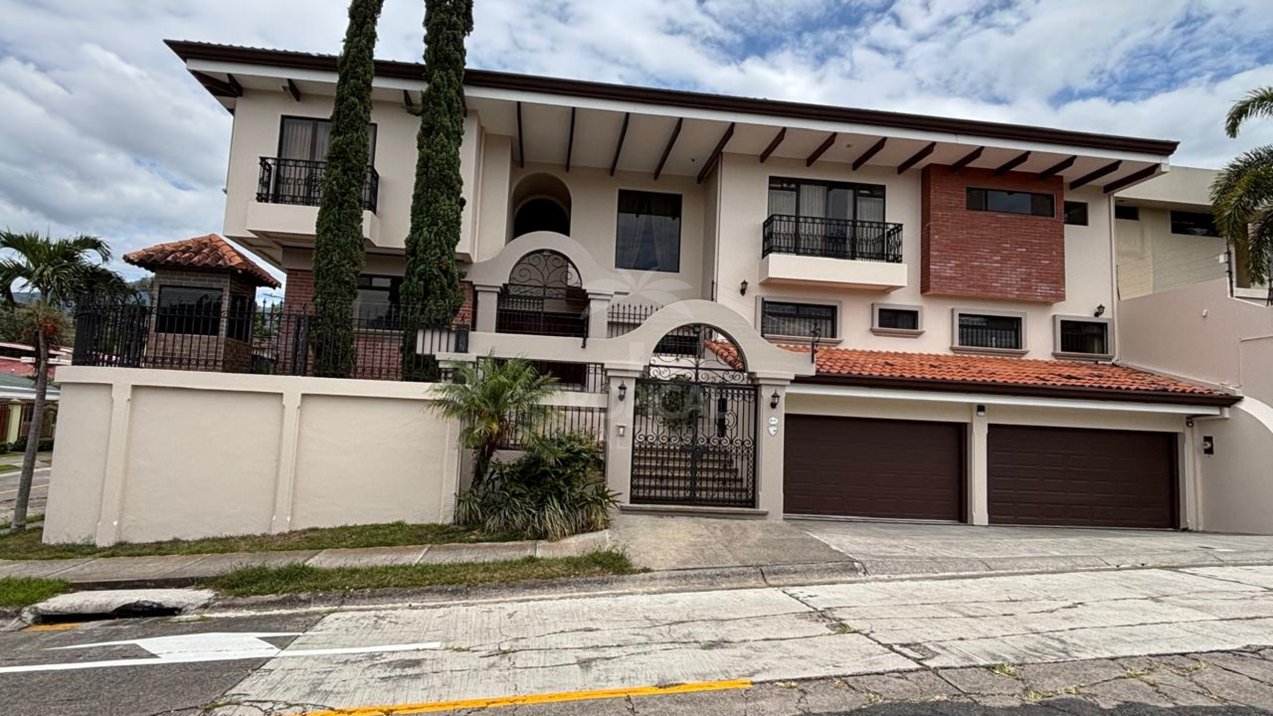 Independent Luxury Residence in Los Laureles, Escazú