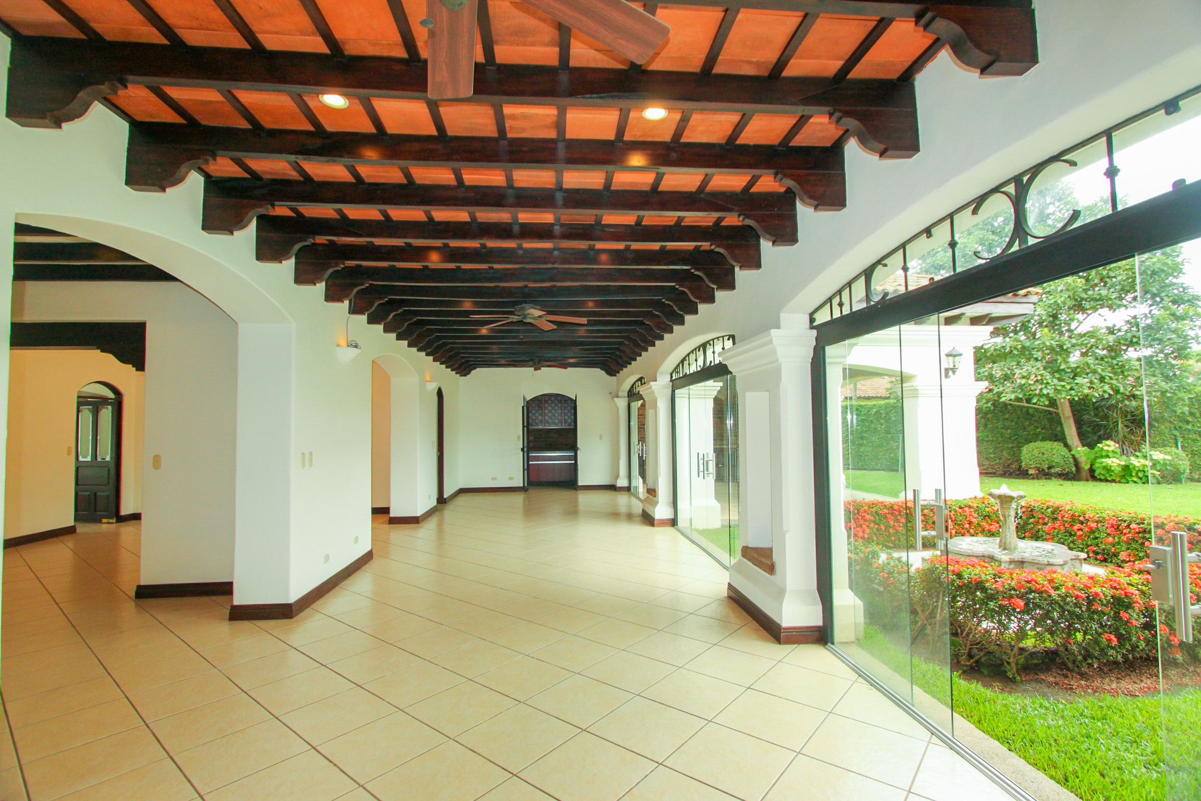 House for sale or rent, single-story, in the Bosques Lindora condominium, Santa Ana. RENTED