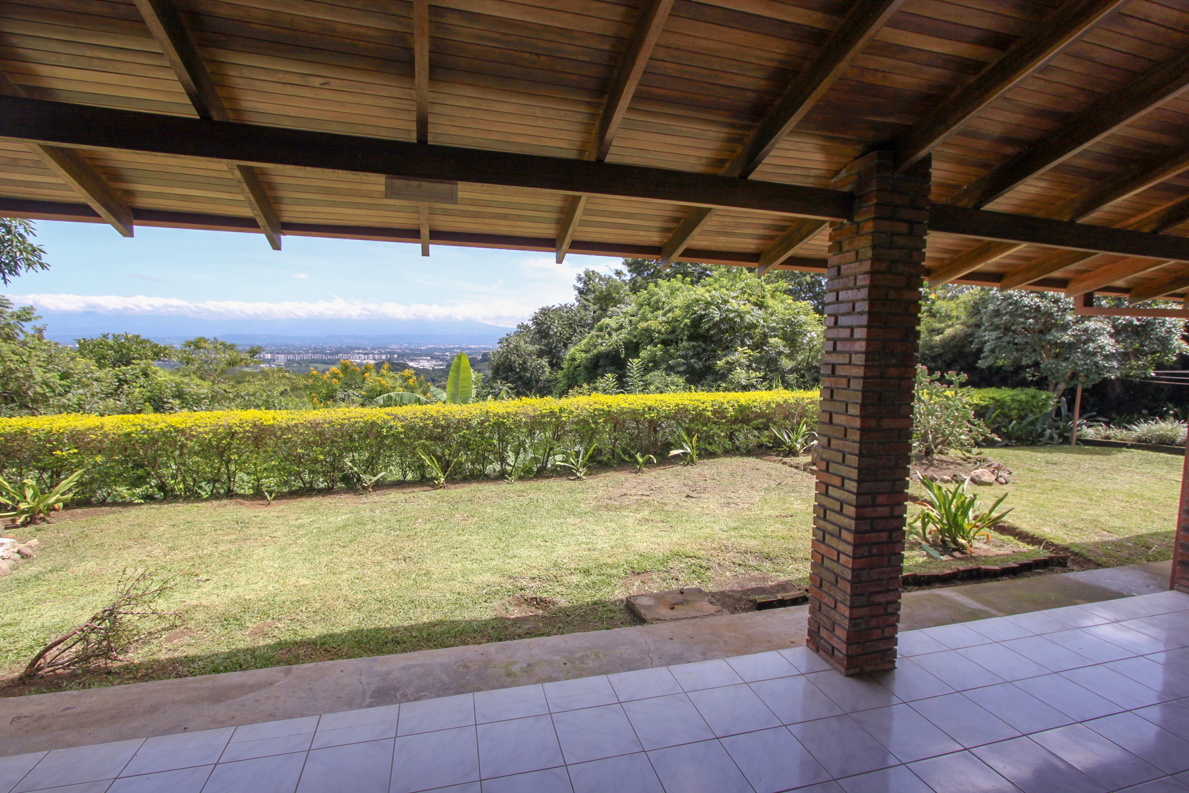 One-story house for sale, Santa Ana, Piedades