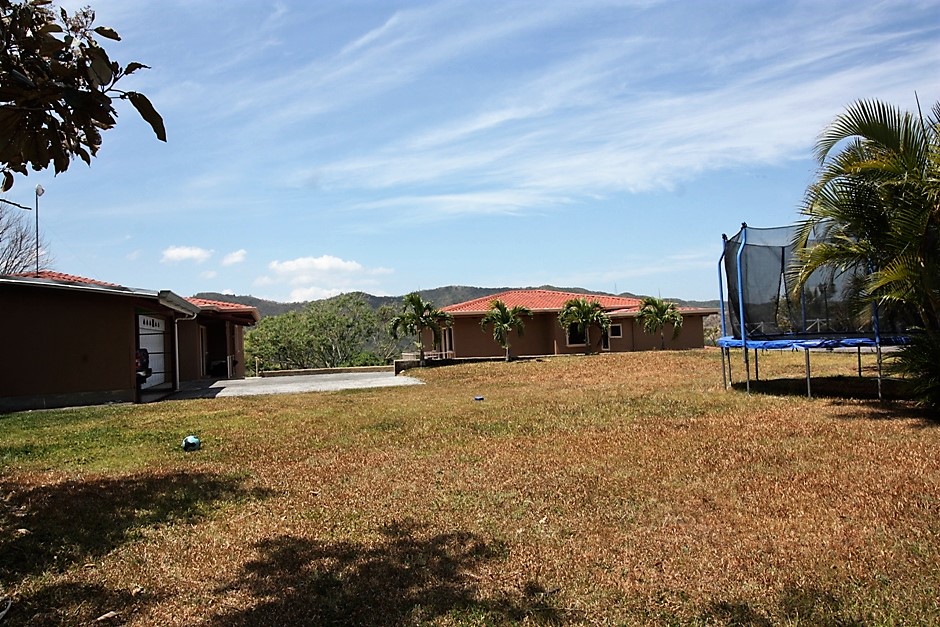Ciudad Colon, property for sale with 4 houses, with 2,7 acres land