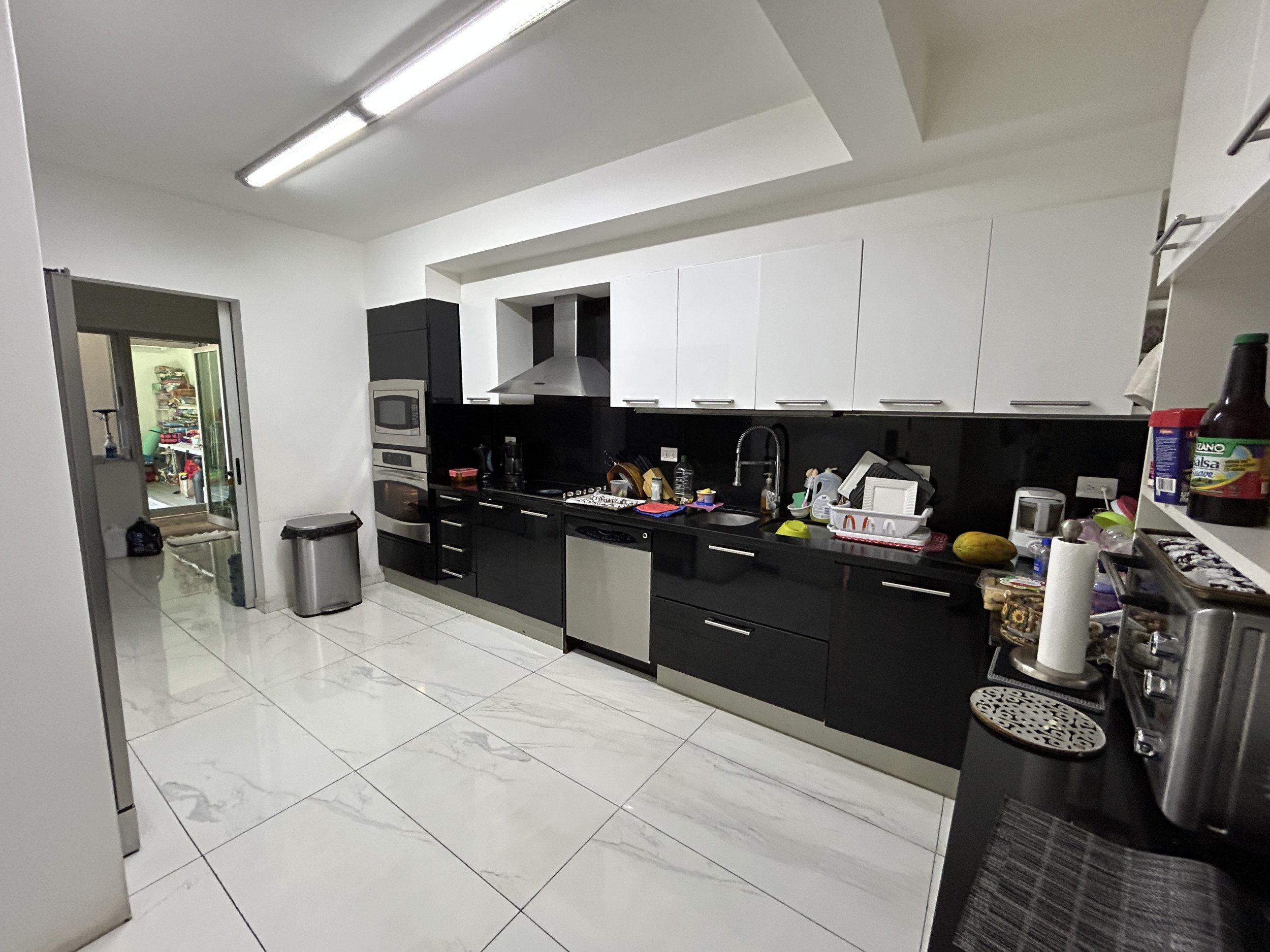 Contemporary House for Sale in Gated Community in Santa Ana