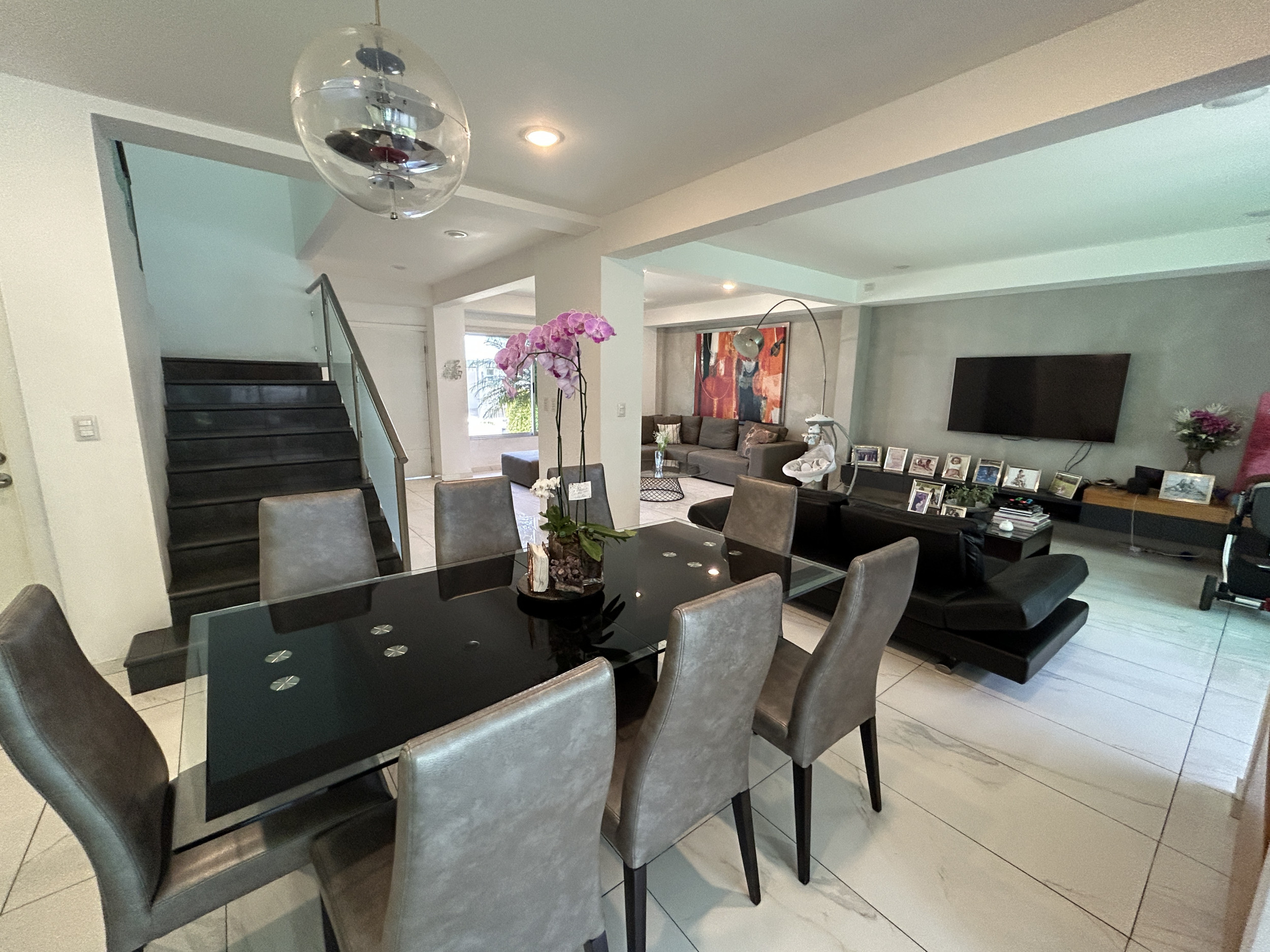 Contemporary House for Sale in Gated Community in Santa Ana