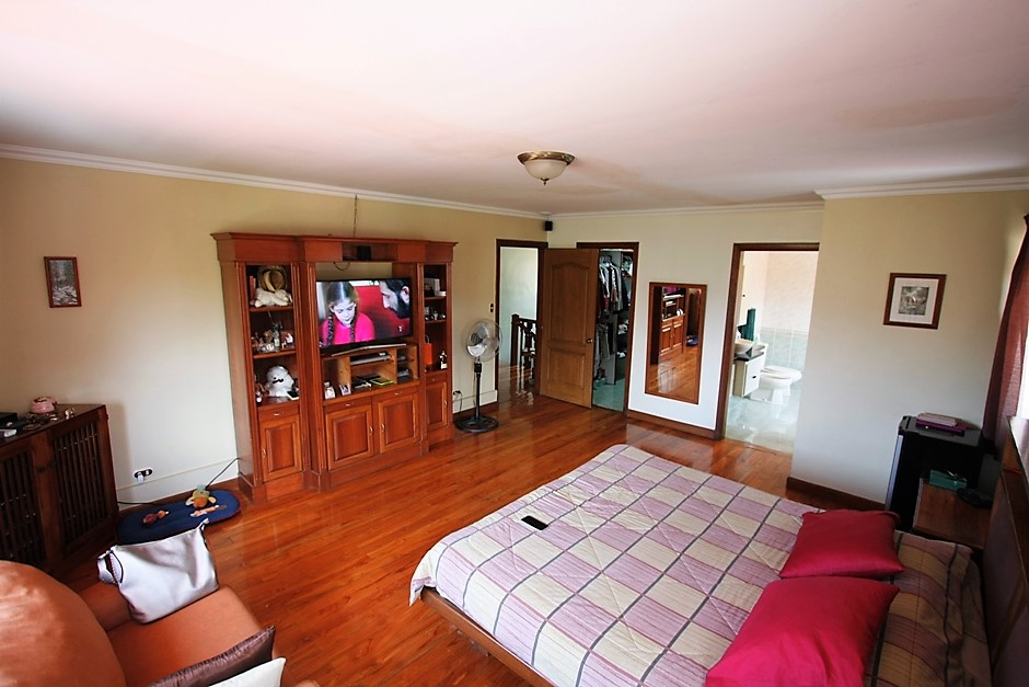 Ciudad Colon, property for sale with 4 houses, with 2,7 acres land