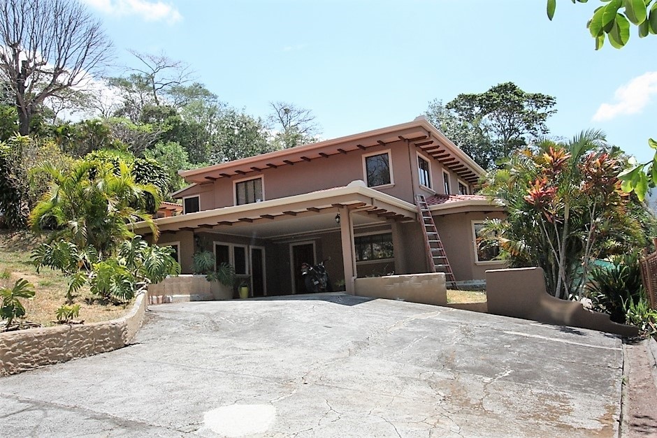 Ciudad Colon, property for sale with 4 houses, with 2,7 acres land