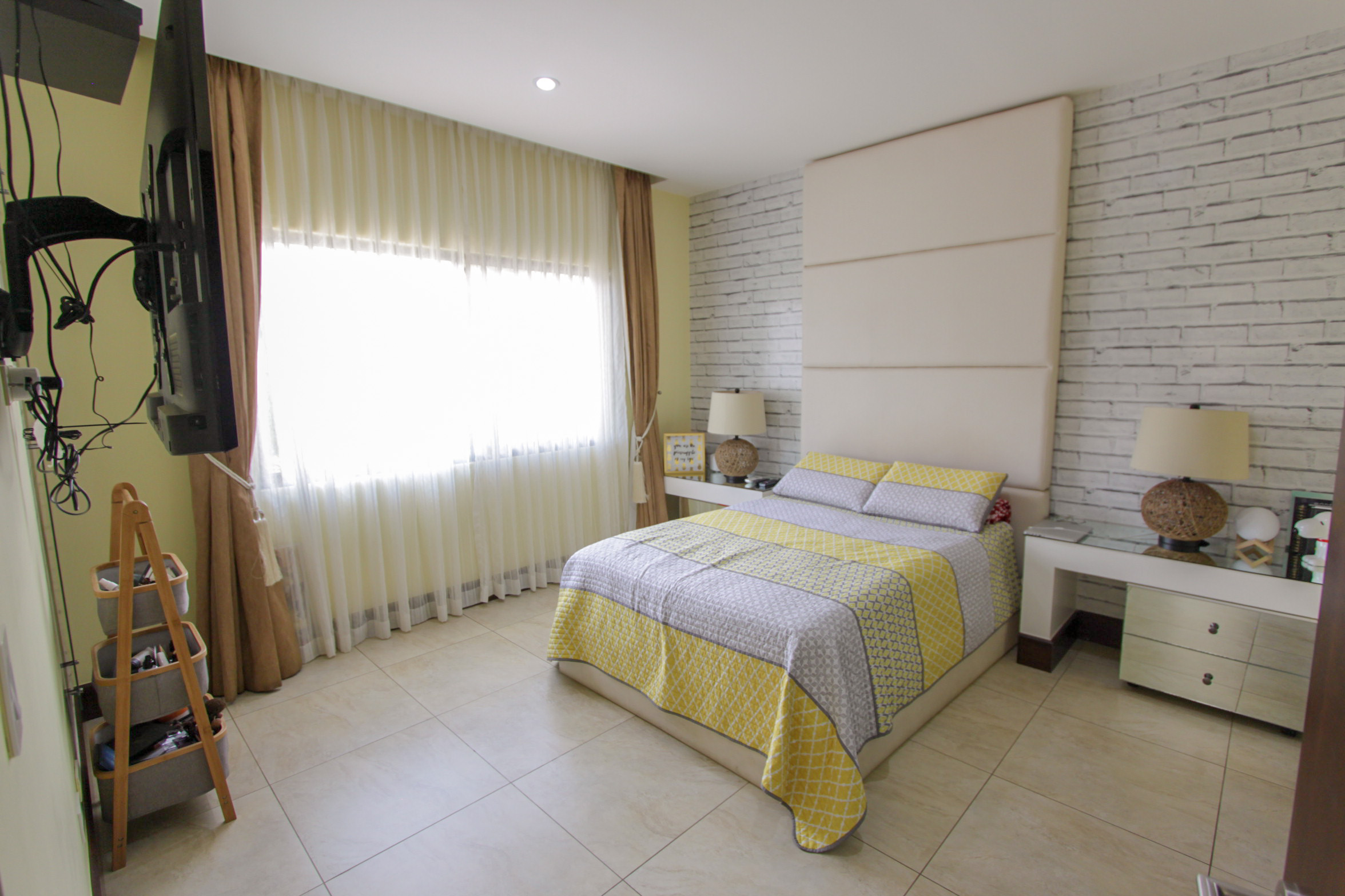 House for Sale: Lomas del Valle Condominium, Santa Ana