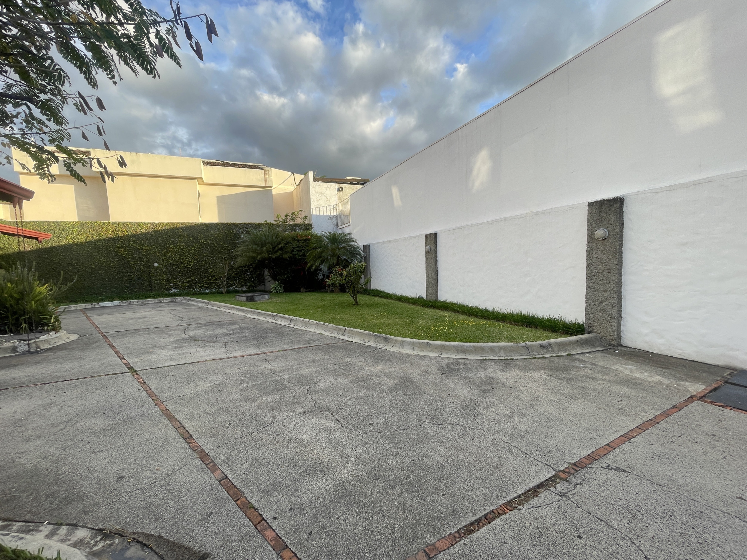 Charming Home in Gated Community: Ideal Living in Escazú's Trejos Montealegre SOLD