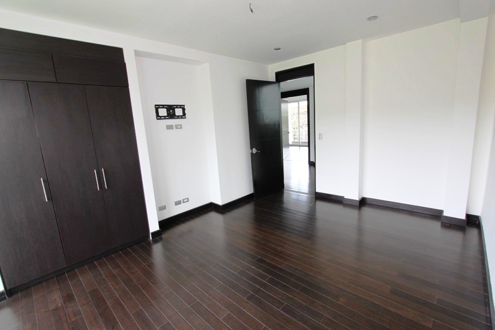 Contemporary 3-Level House with Rooftop in Escazu, Near Multiplaza and Distrito 4