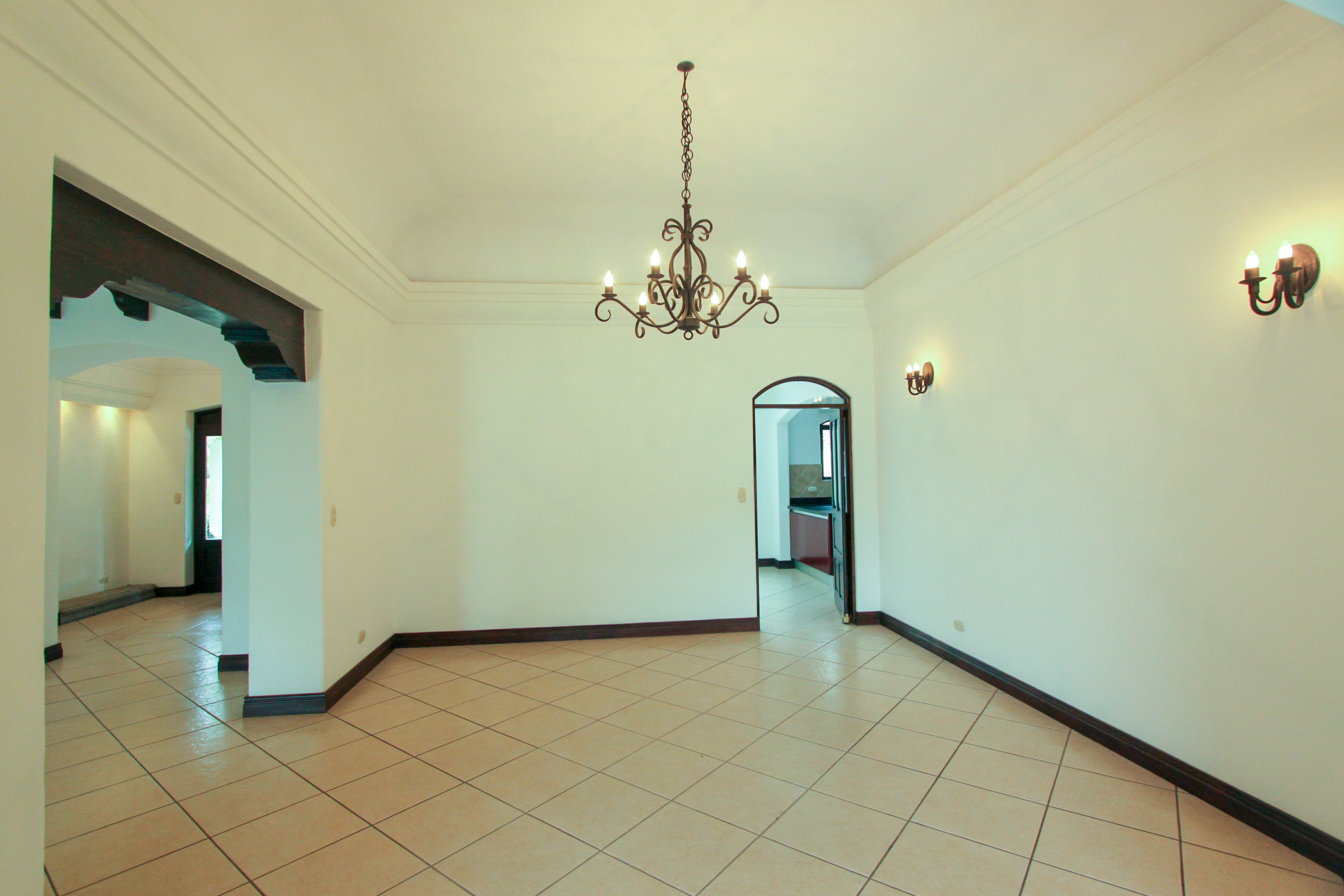 House for sale or rent, single-story, in the Bosques Lindora condominium, Santa Ana. RENTED