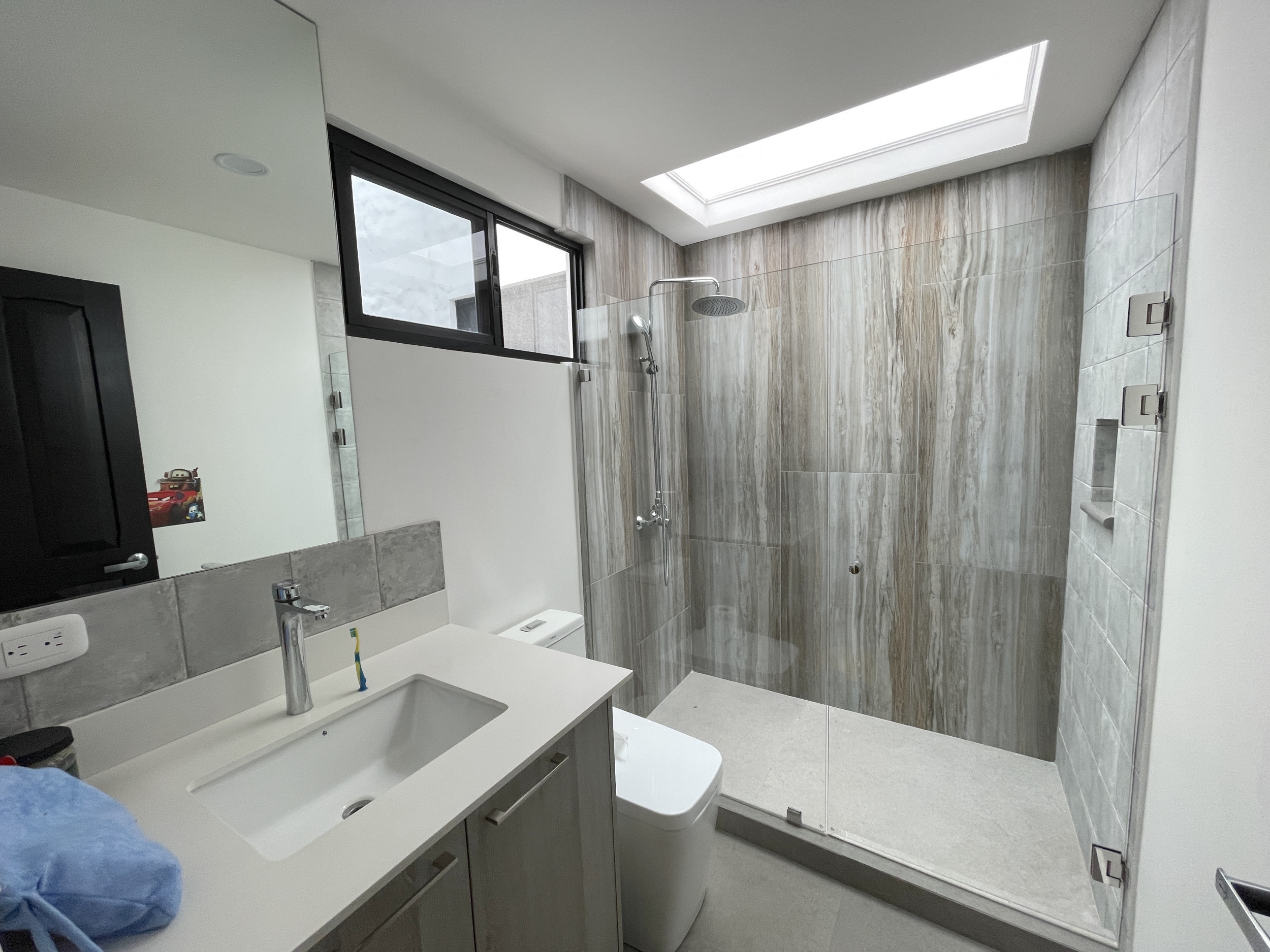 Ample House in Gated Community with 24/7 Security, Private Pool, and Jacuzzi in Escazu
