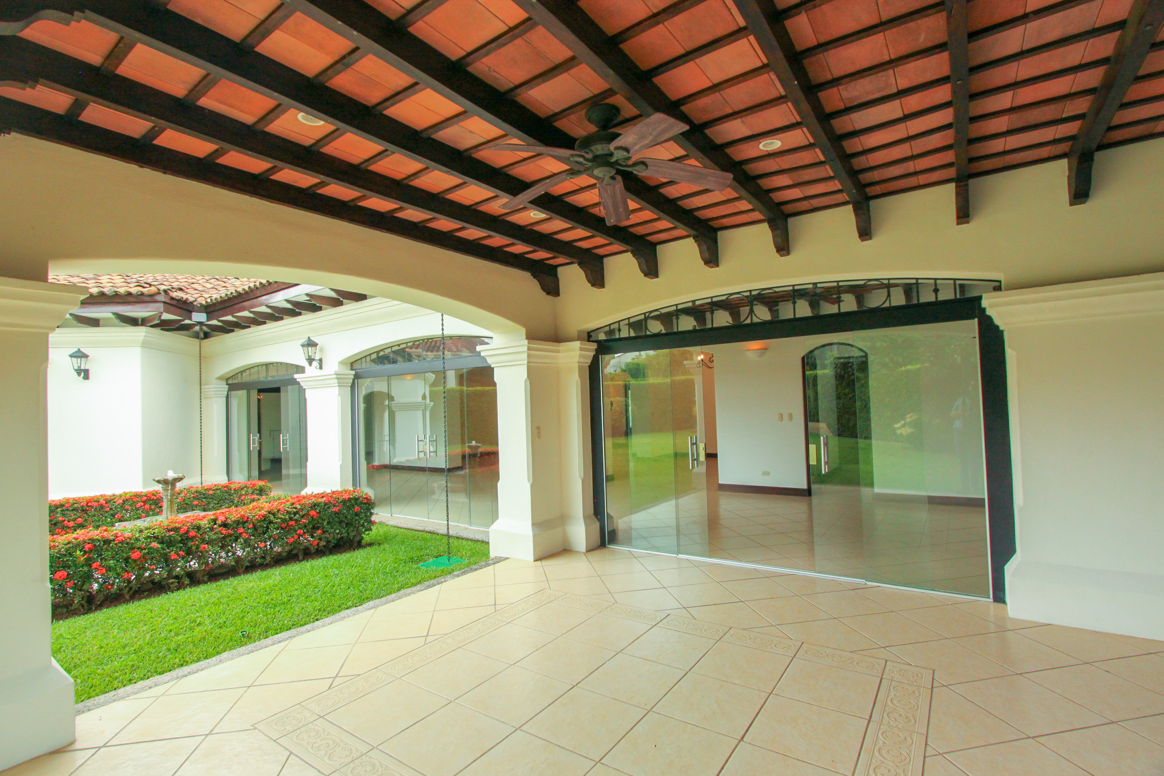 House for sale or rent, single-story, in the Bosques Lindora condominium, Santa Ana. RENTED