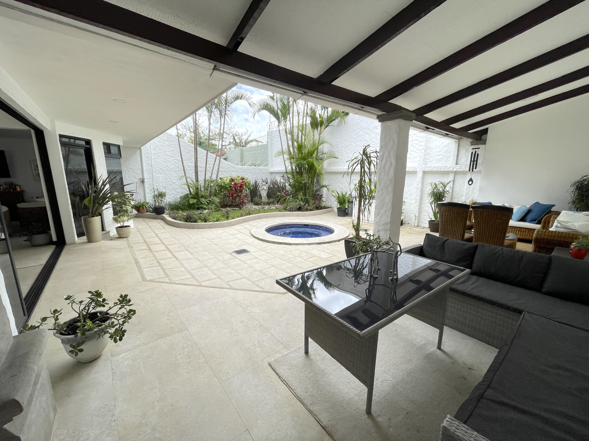 Ample House in Gated Community with 24/7 Security, Private Pool, and Jacuzzi in Escazu