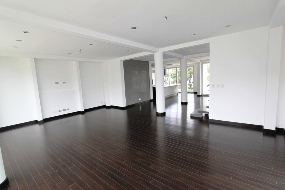 Contemporary 3-Level House with Rooftop in Escazu, Near Multiplaza and Distrito 4