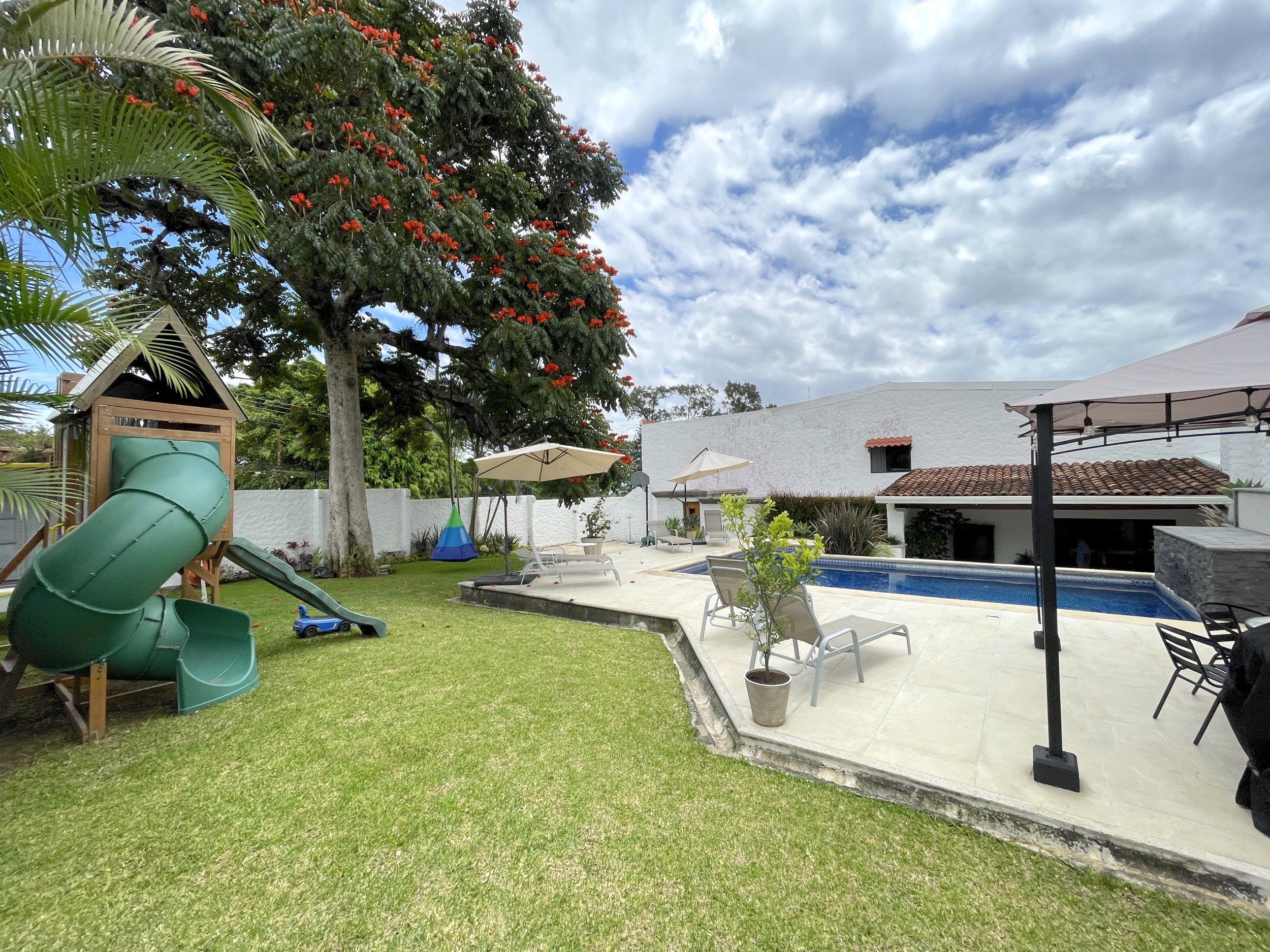 Ample House in Gated Community with 24/7 Security, Private Pool, and Jacuzzi in Escazu