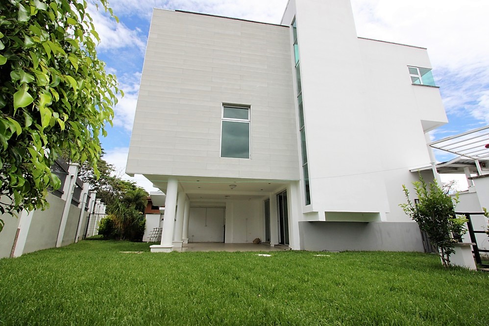 Contemporary 3-Level House with Rooftop in Escazu, Near Multiplaza and Distrito 4