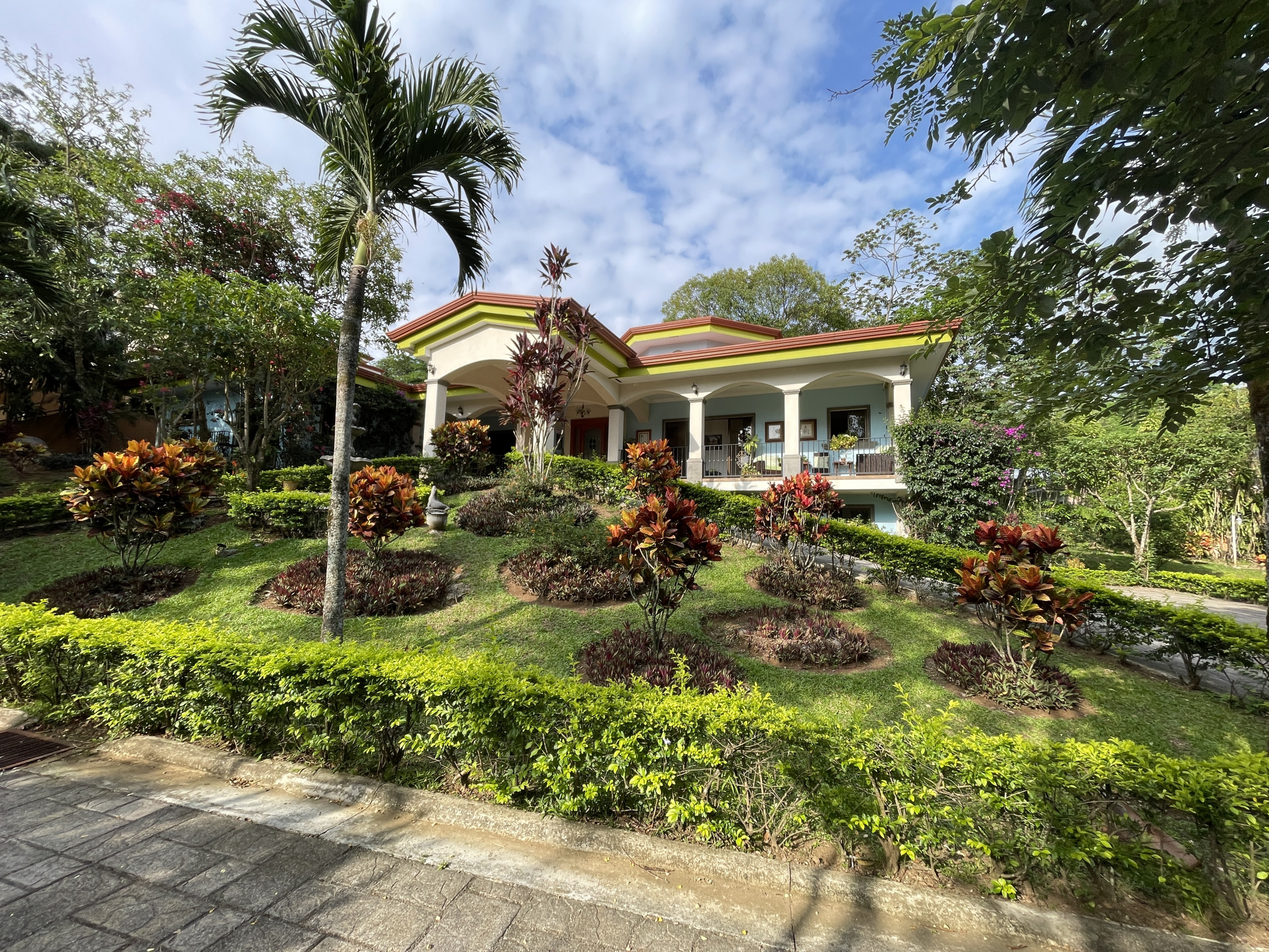 Serenity and Style: Captivating Single-Story Residence with Panoramic Garden Views in Central Ciudad Colón