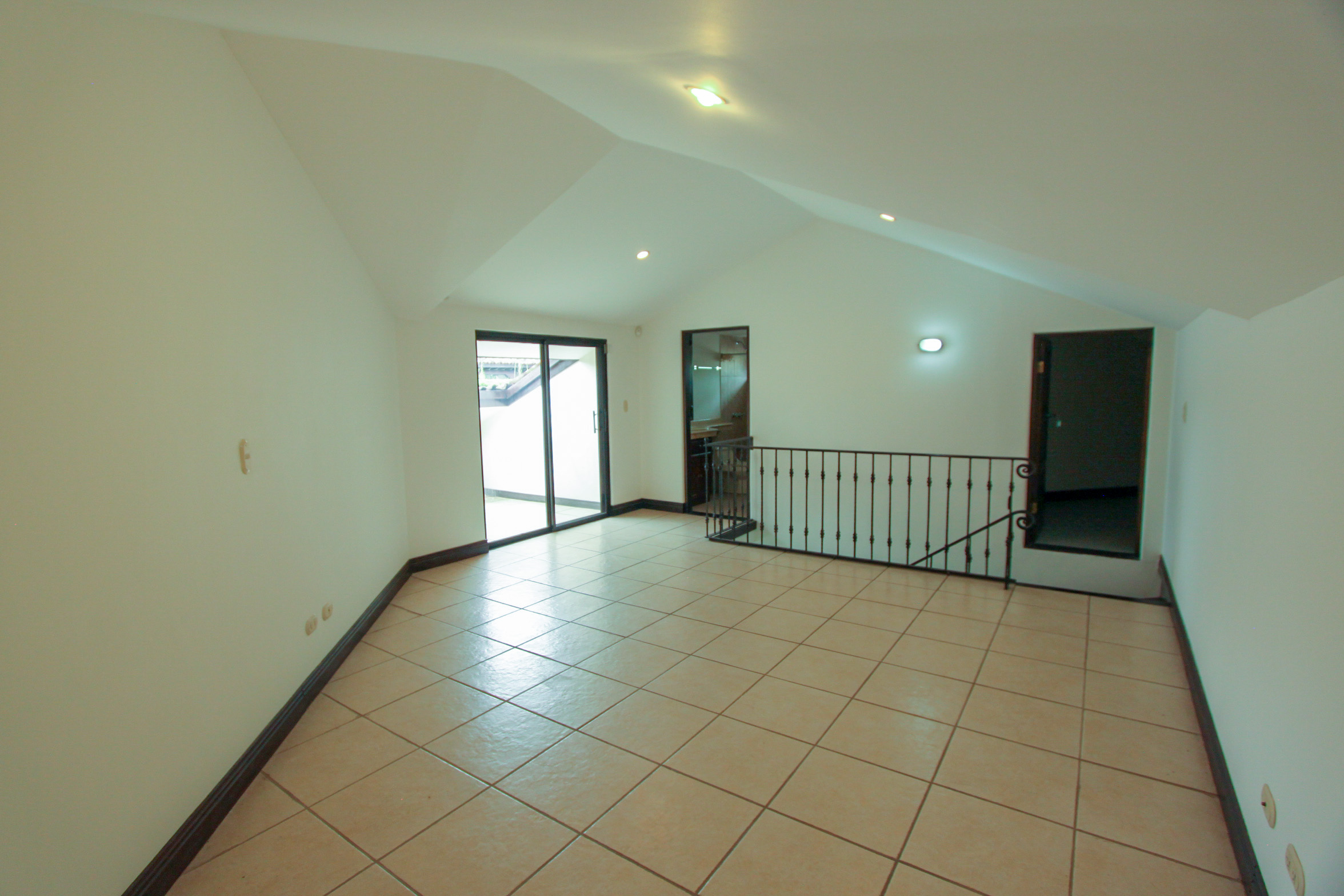House for sale or rent, single-story, in the Bosques Lindora condominium, Santa Ana. RENTED