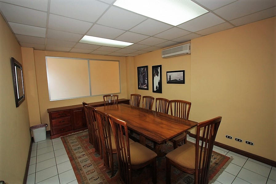 Building with Potential for Hostel or Airbnb – Near La Sabana and Paseo Colón
