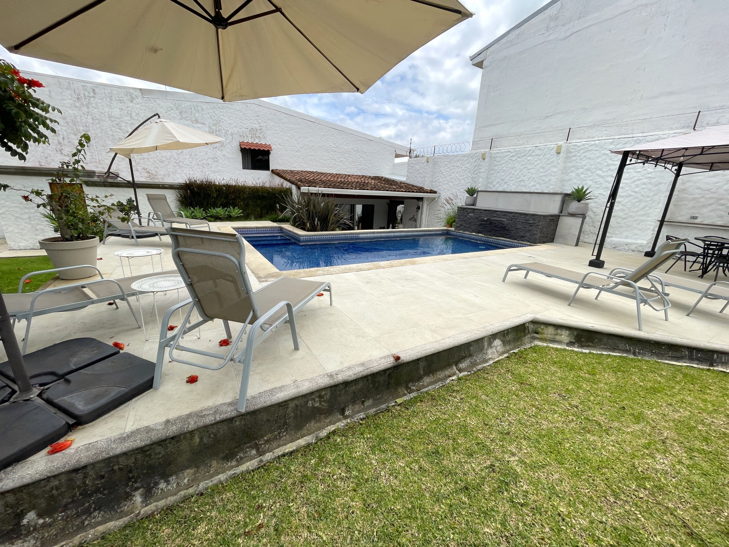 Ample House in Gated Community with 24/7 Security, Private Pool, and Jacuzzi in Escazu