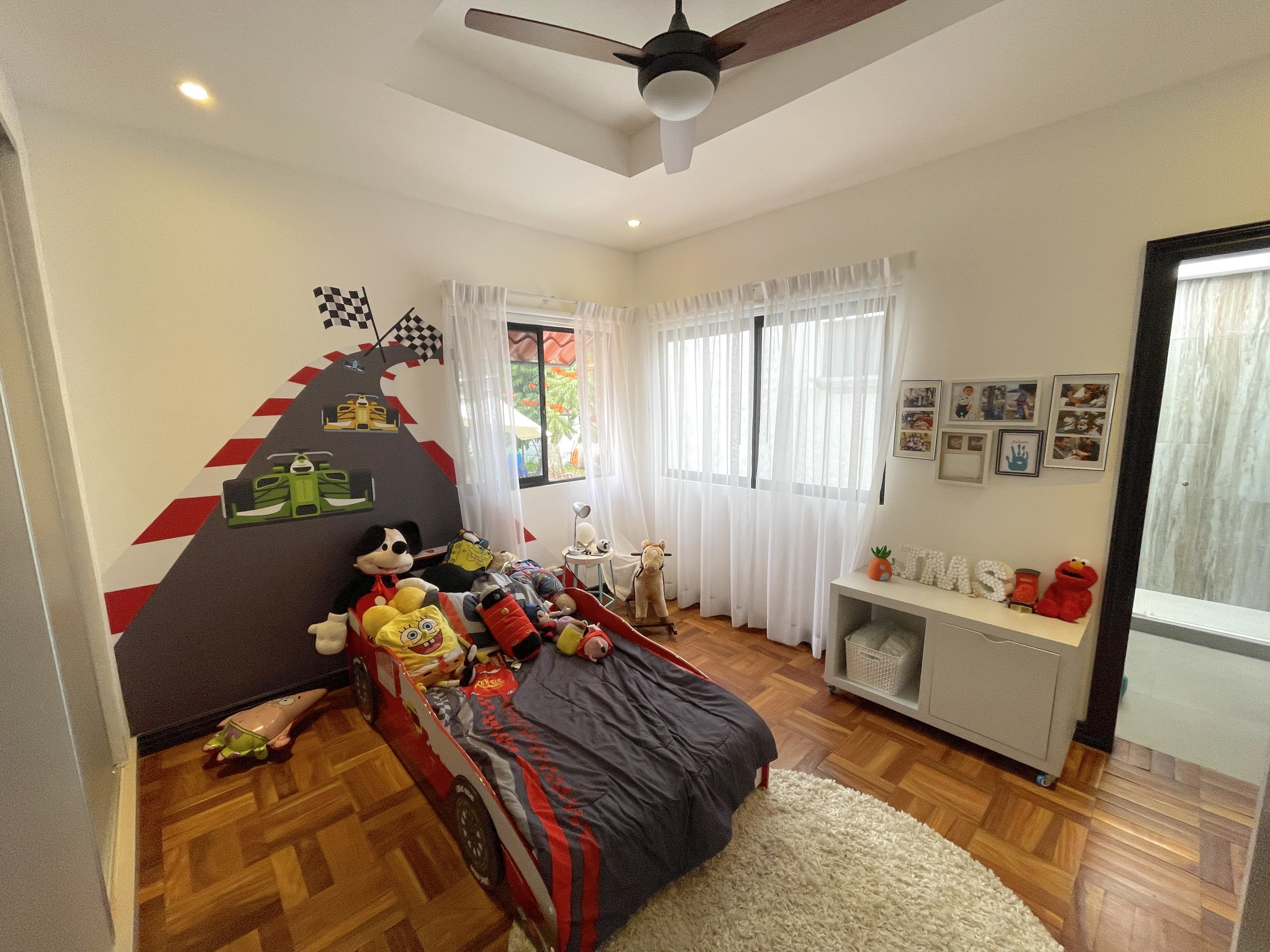 Ample House in Gated Community with 24/7 Security, Private Pool, and Jacuzzi in Escazu