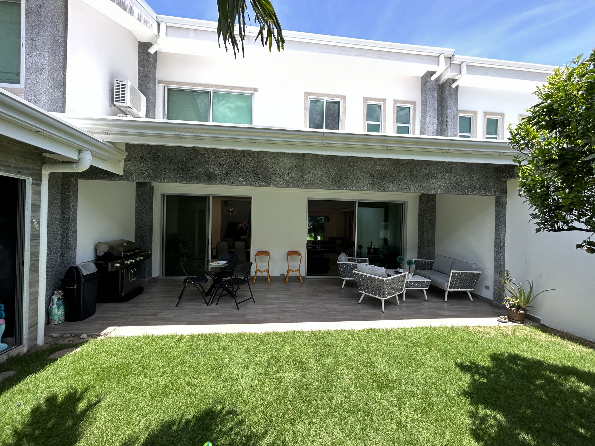 Contemporary House for Sale in Gated Community in Santa Ana