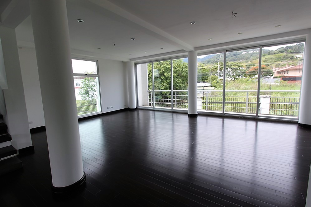 Contemporary 3-Level House with Rooftop in Escazu, Near Multiplaza and Distrito 4
