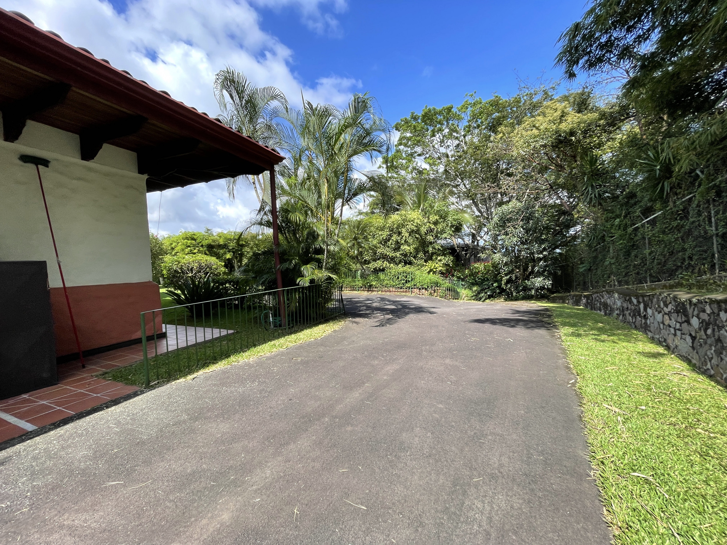 Versatile Estate in Santa Ana, Piedades: Ideal for Hotel, Airbnb, or Development