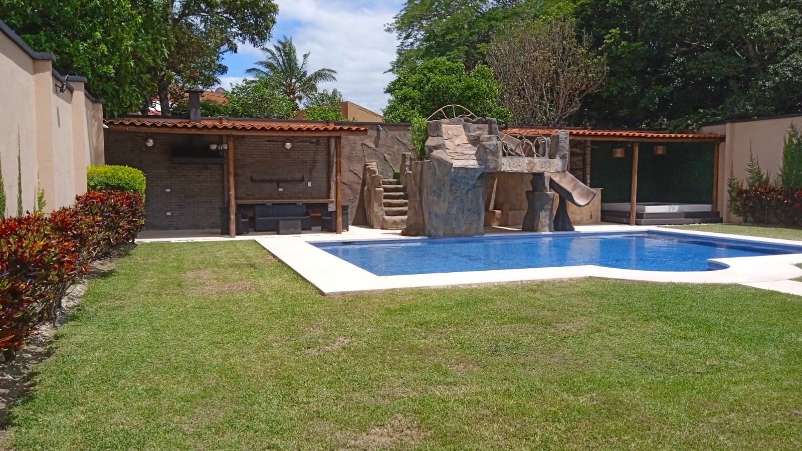 House for rent or sale Ciudad Colon with pool
