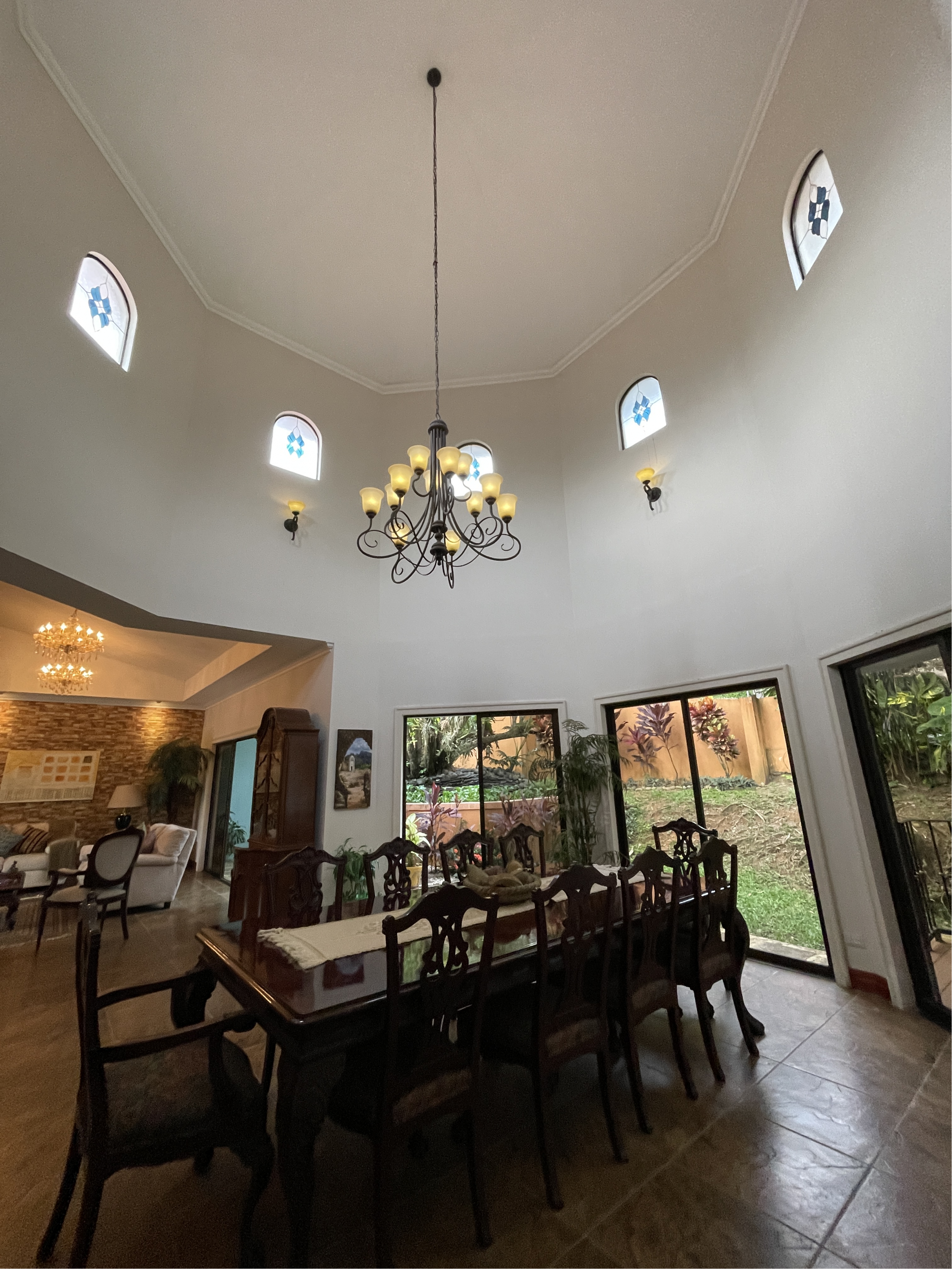 Serenity and Style: Captivating Single-Story Residence with Panoramic Garden Views in Central Ciudad Colón
