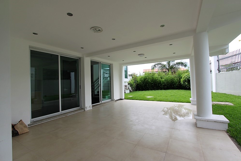 Contemporary 3-Level House with Rooftop in Escazu, Near Multiplaza and Distrito 4