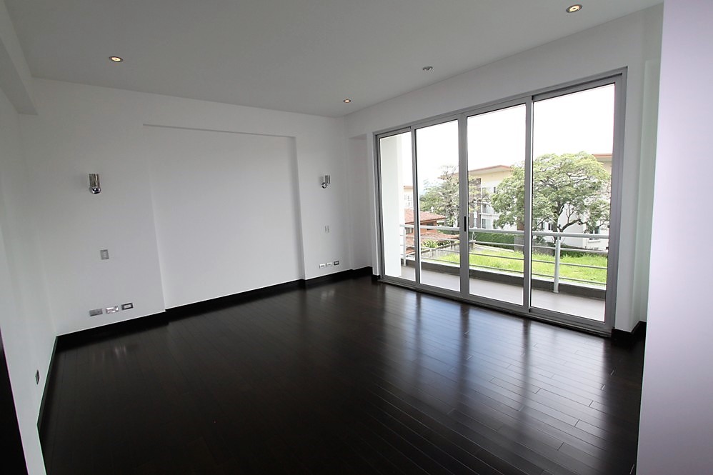 Contemporary 3-Level House with Rooftop in Escazu, Near Multiplaza and Distrito 4