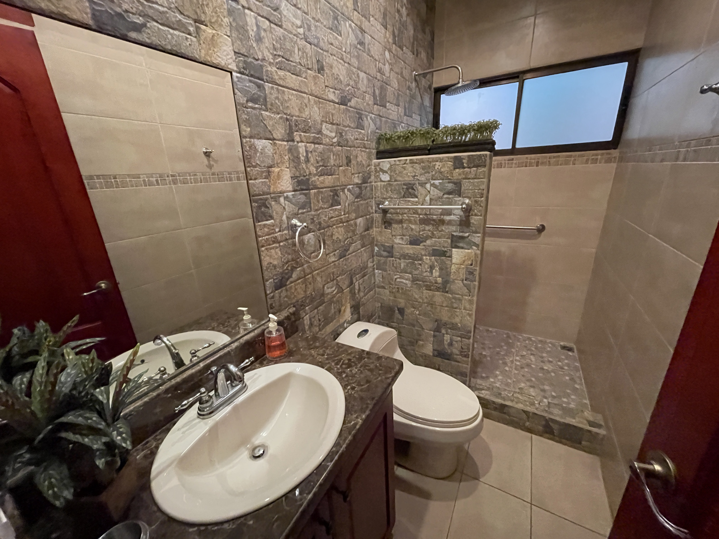 Serenity and Style: Captivating Single-Story Residence with Panoramic Garden Views in Central Ciudad Colón