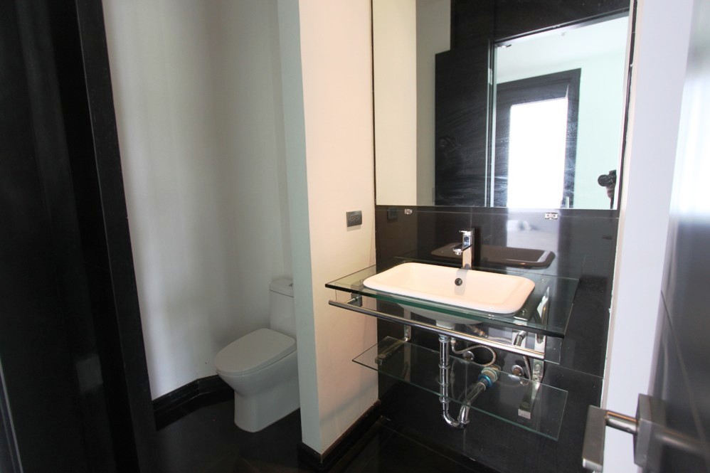 Contemporary 3-Level House with Rooftop in Escazu, Near Multiplaza and Distrito 4