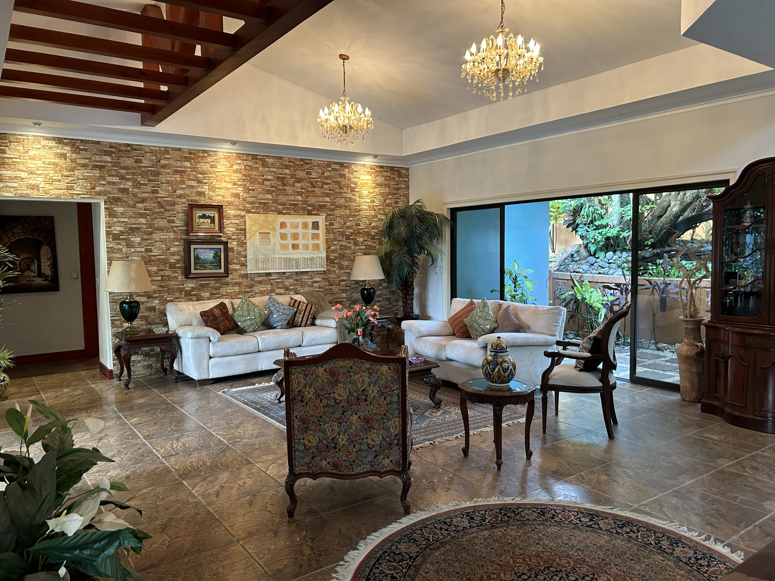 Serenity and Style: Captivating Single-Story Residence with Panoramic Garden Views in Central Ciudad Colón
