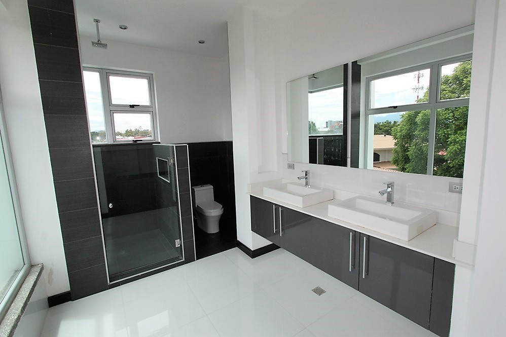 Contemporary 3-Level House with Rooftop in Escazu, Near Multiplaza and Distrito 4