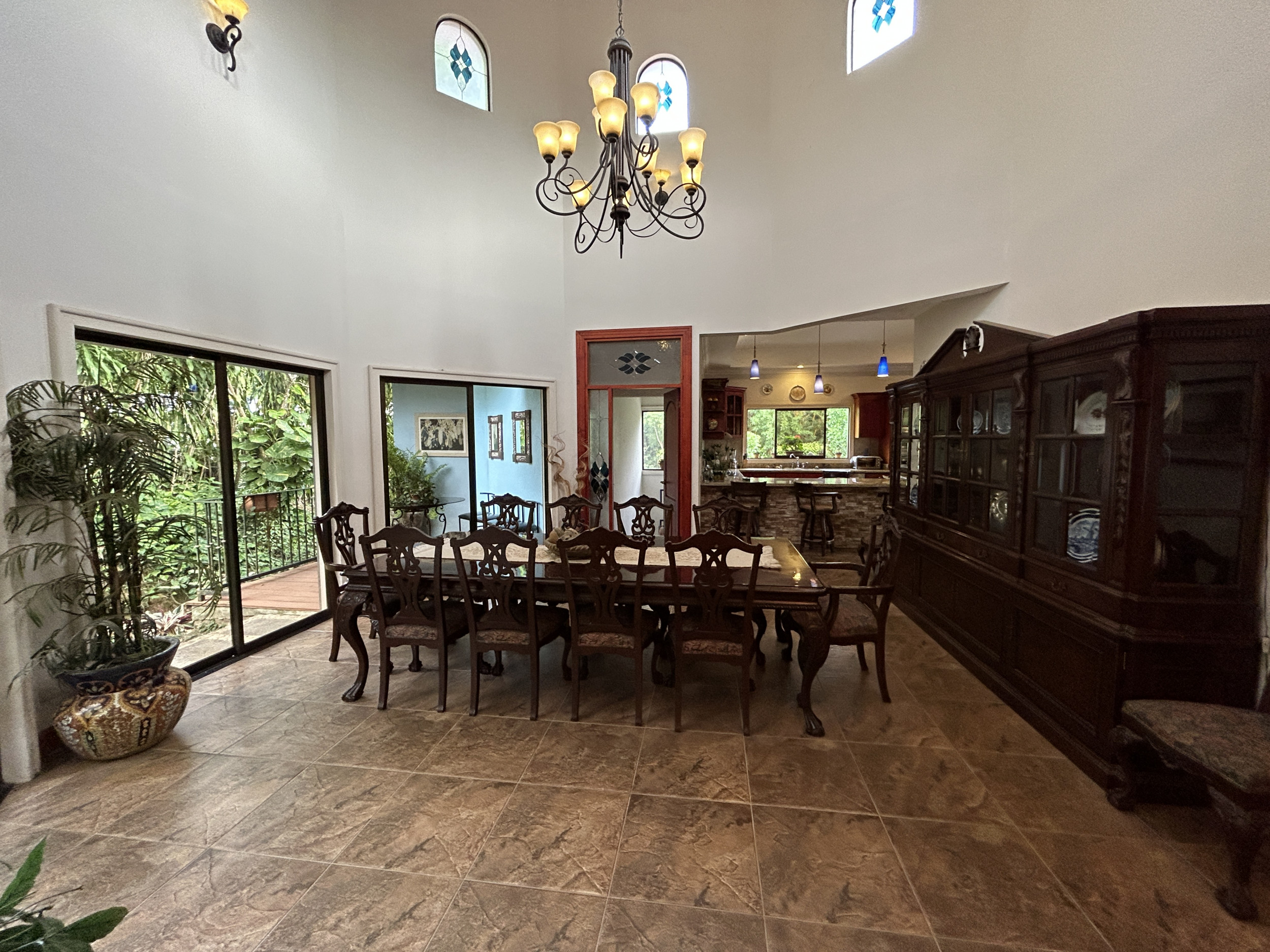 Serenity and Style: Captivating Single-Story Residence with Panoramic Garden Views in Central Ciudad Colón