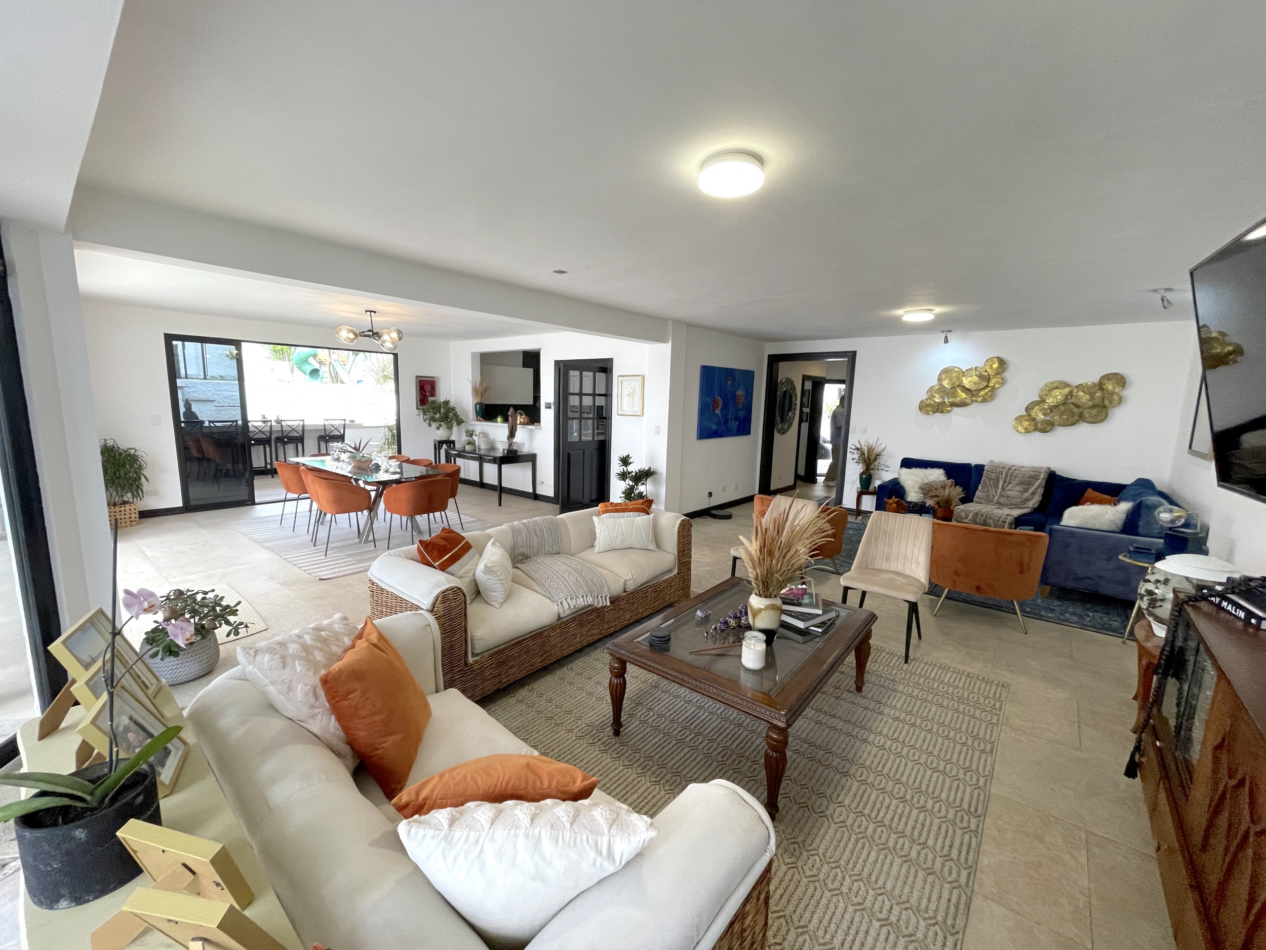 Ample House in Gated Community with 24/7 Security, Private Pool, and Jacuzzi in Escazu