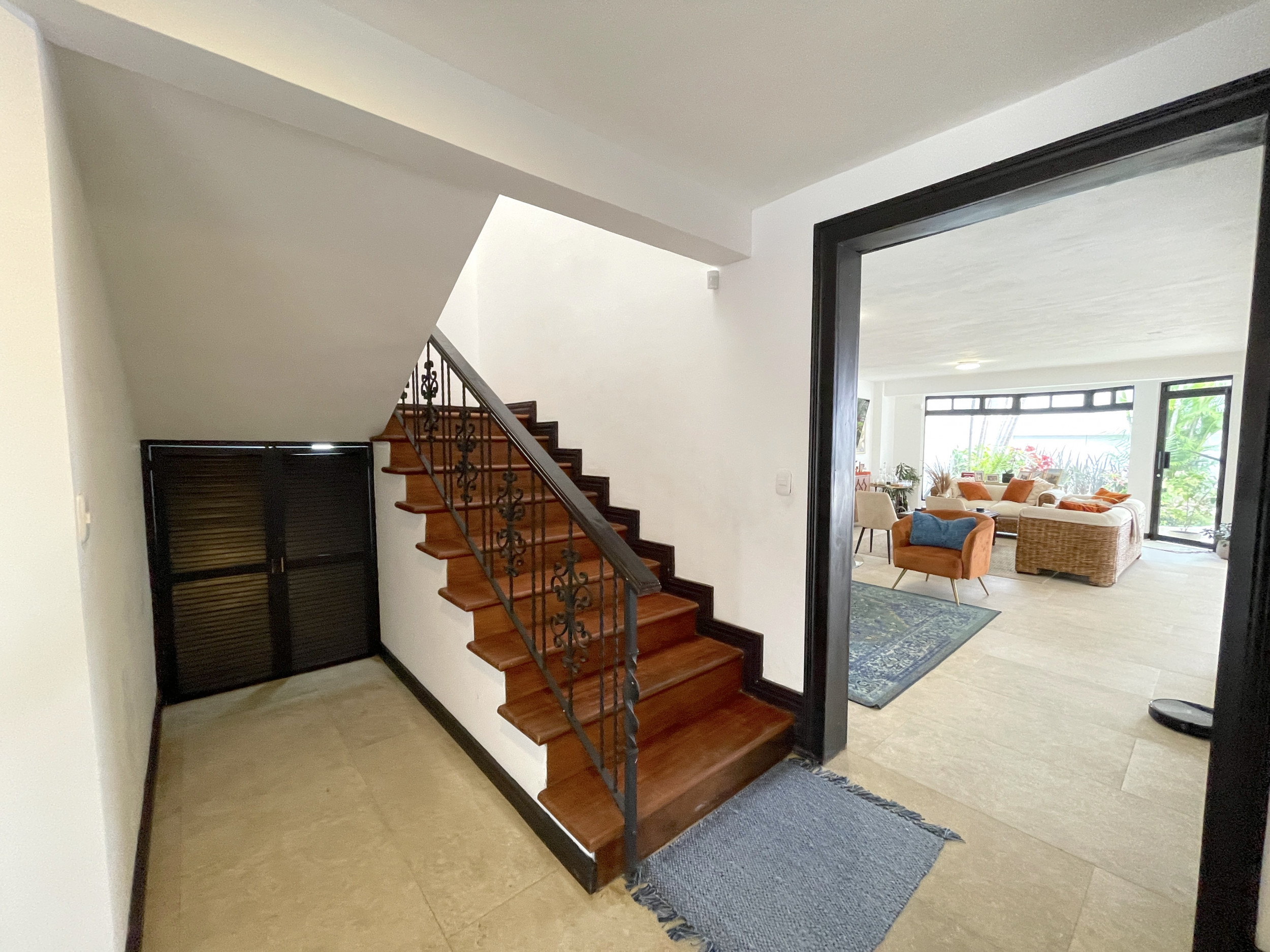 Ample House in Gated Community with 24/7 Security, Private Pool, and Jacuzzi in Escazu