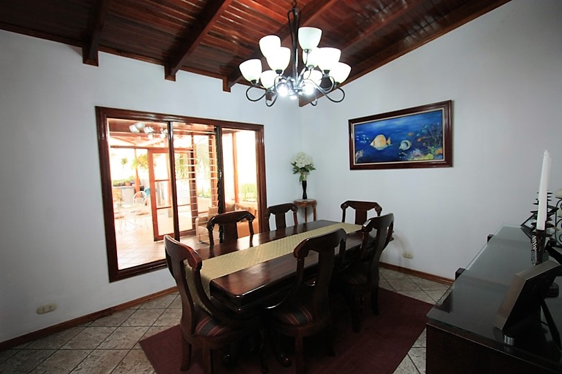 Elegant one-story house in Los Laureles de Escazu with a pool for your enjoyment SOLD