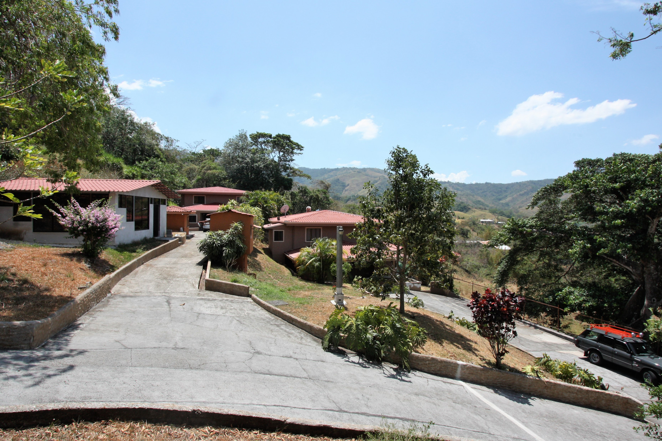Ciudad Colon, property for sale with 4 houses, with 2,7 acres land