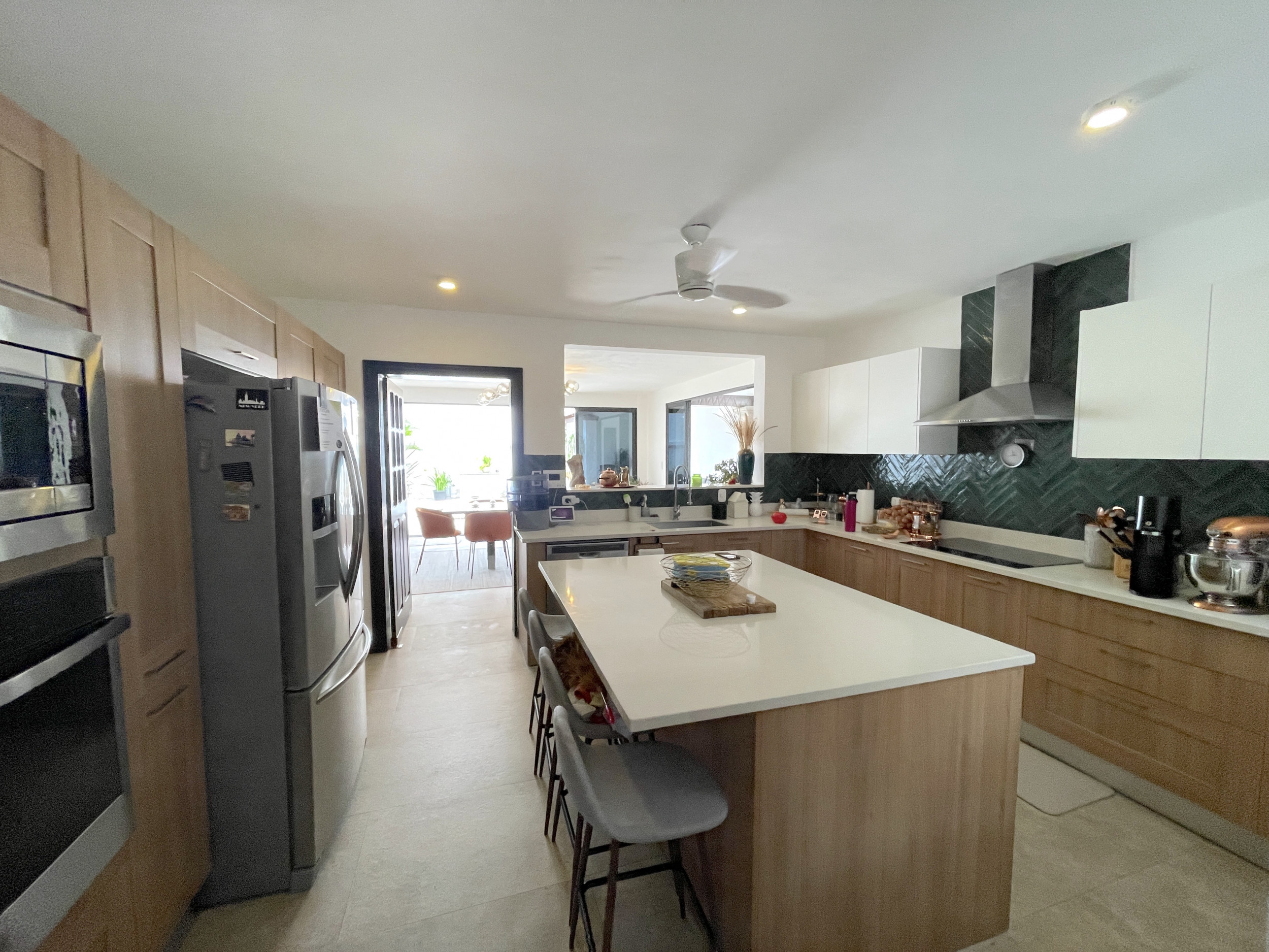 Ample House in Gated Community with 24/7 Security, Private Pool, and Jacuzzi in Escazu