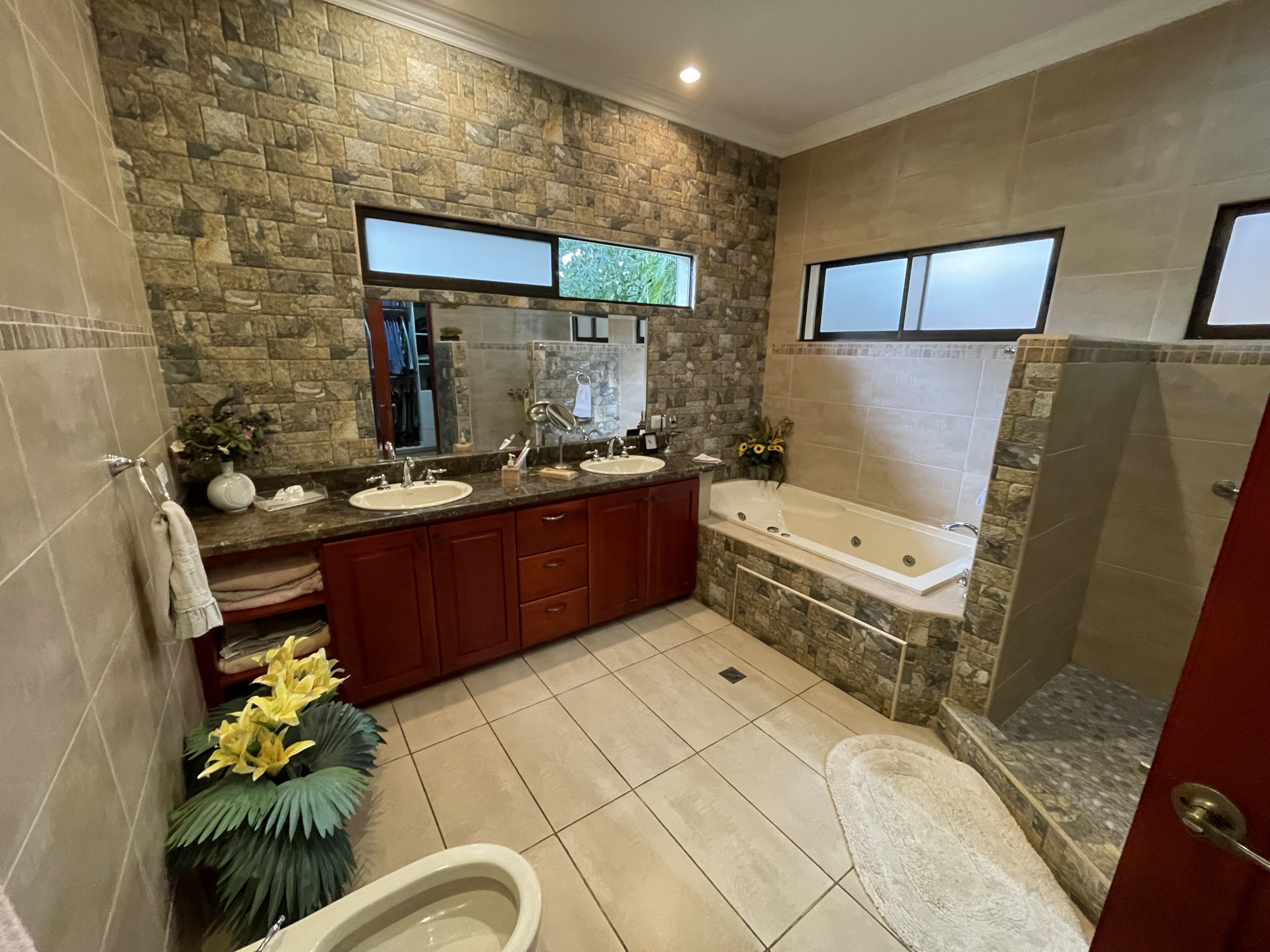 Serenity and Style: Captivating Single-Story Residence with Panoramic Garden Views in Central Ciudad Colón