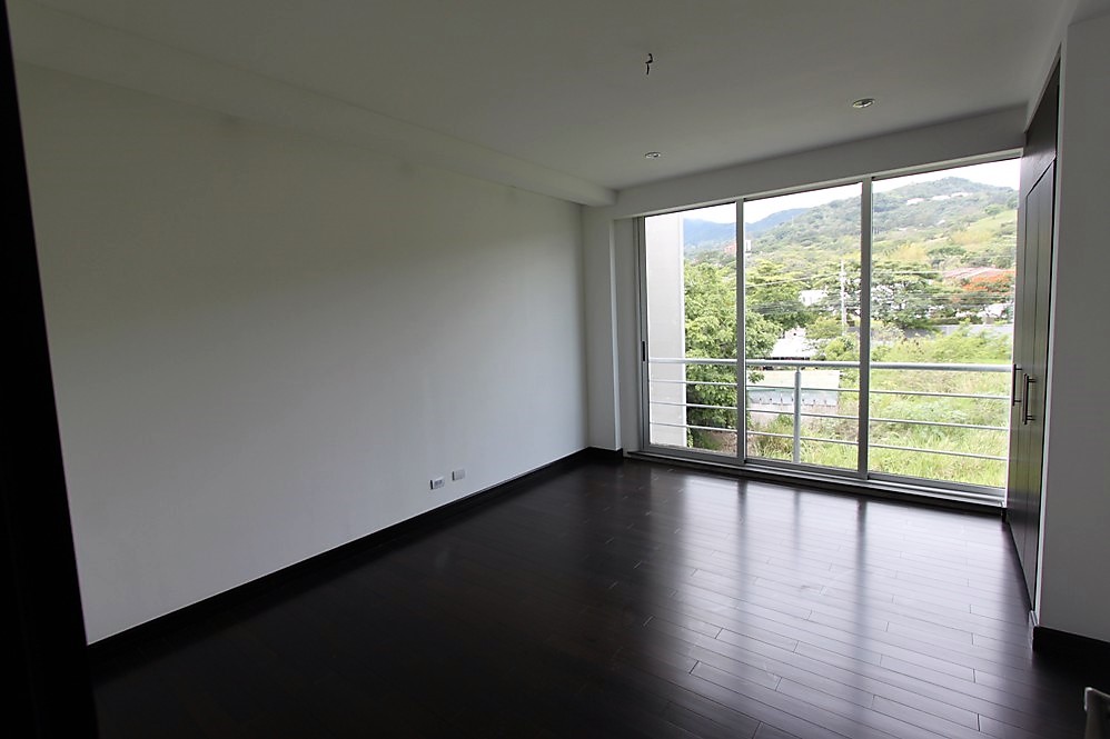 Contemporary 3-Level House with Rooftop in Escazu, Near Multiplaza and Distrito 4