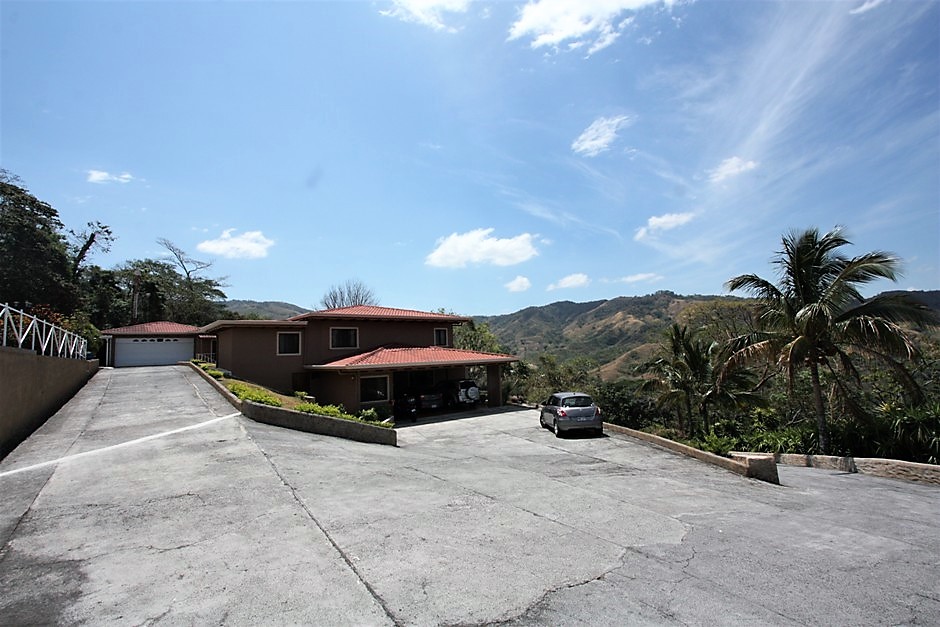 Ciudad Colon, property for sale with 4 houses, with 2,7 acres land