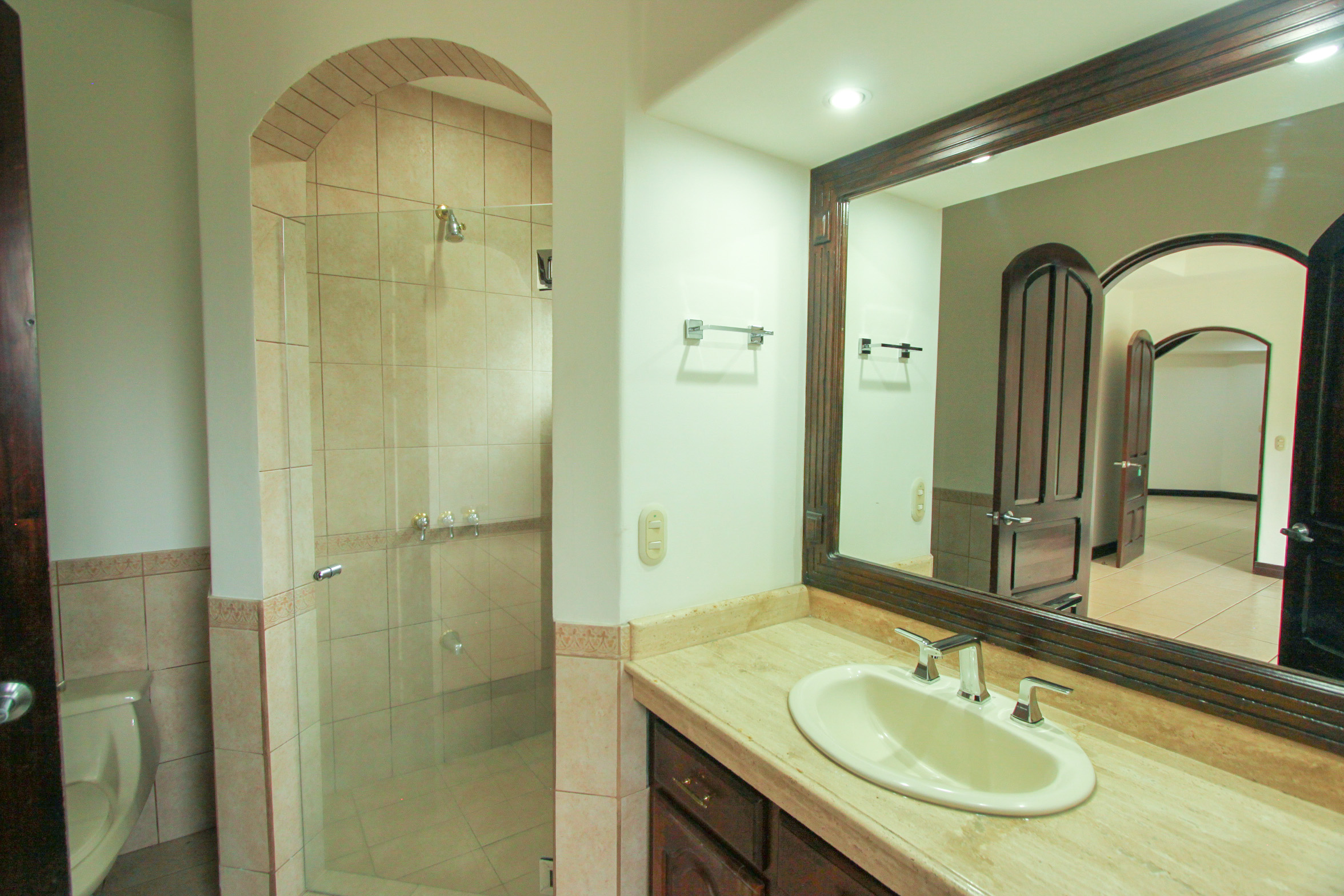 House for sale or rent, single-story, in the Bosques Lindora condominium, Santa Ana. RENTED