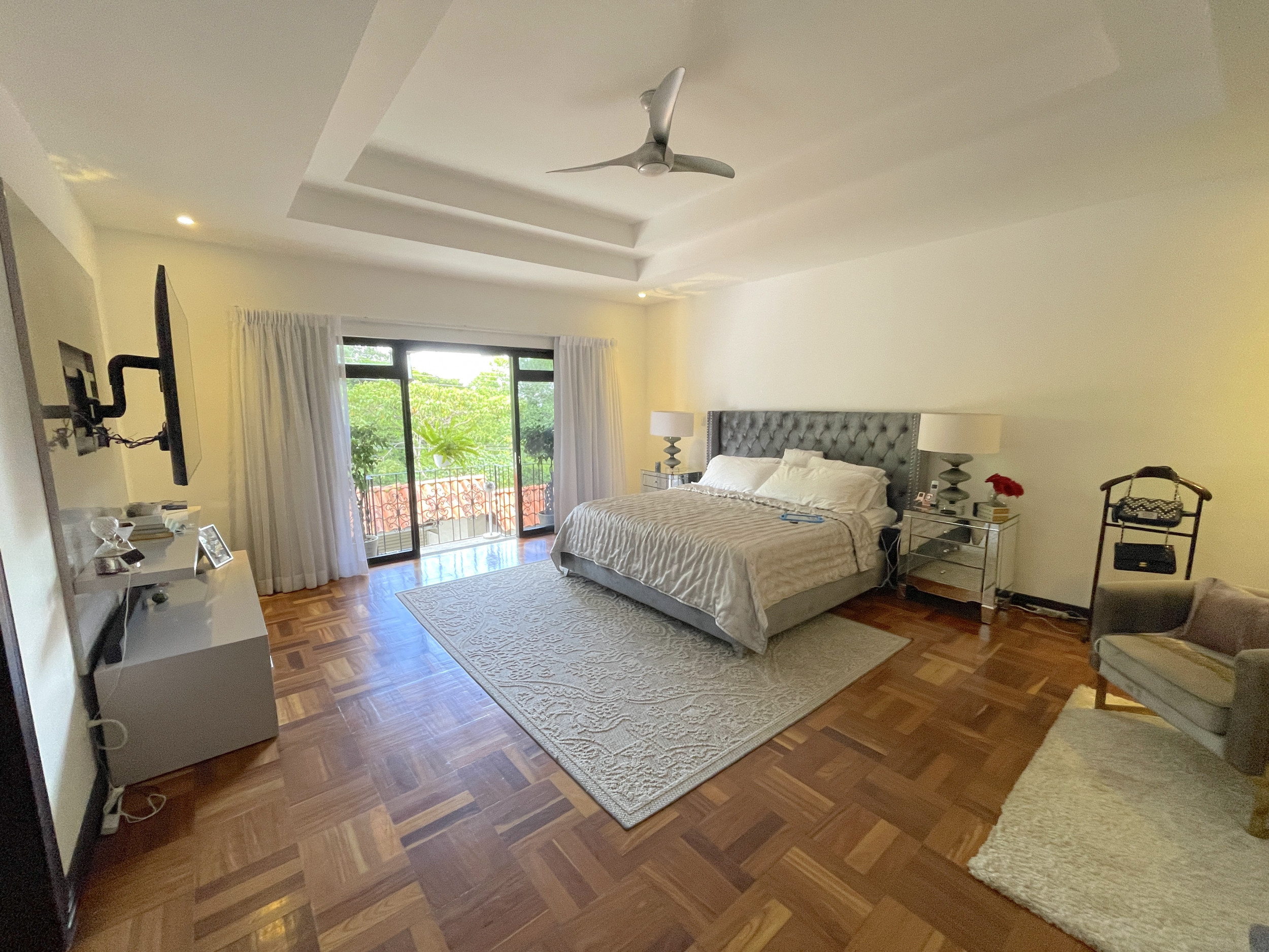 Ample House in Gated Community with 24/7 Security, Private Pool, and Jacuzzi in Escazu