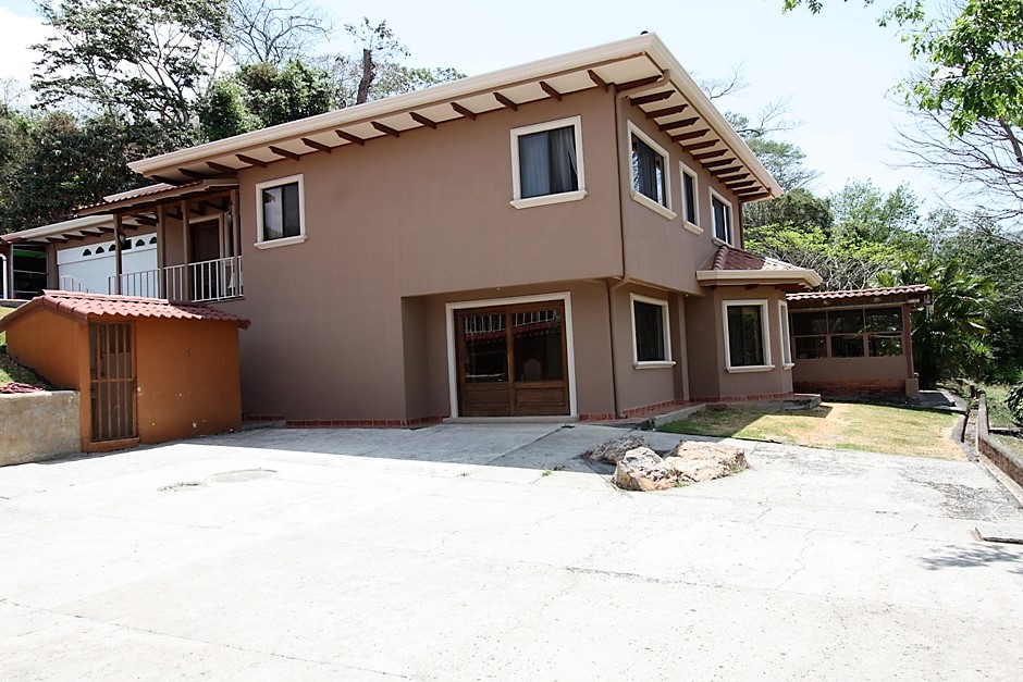 Ciudad Colon, property for sale with 4 houses, with 2,7 acres land