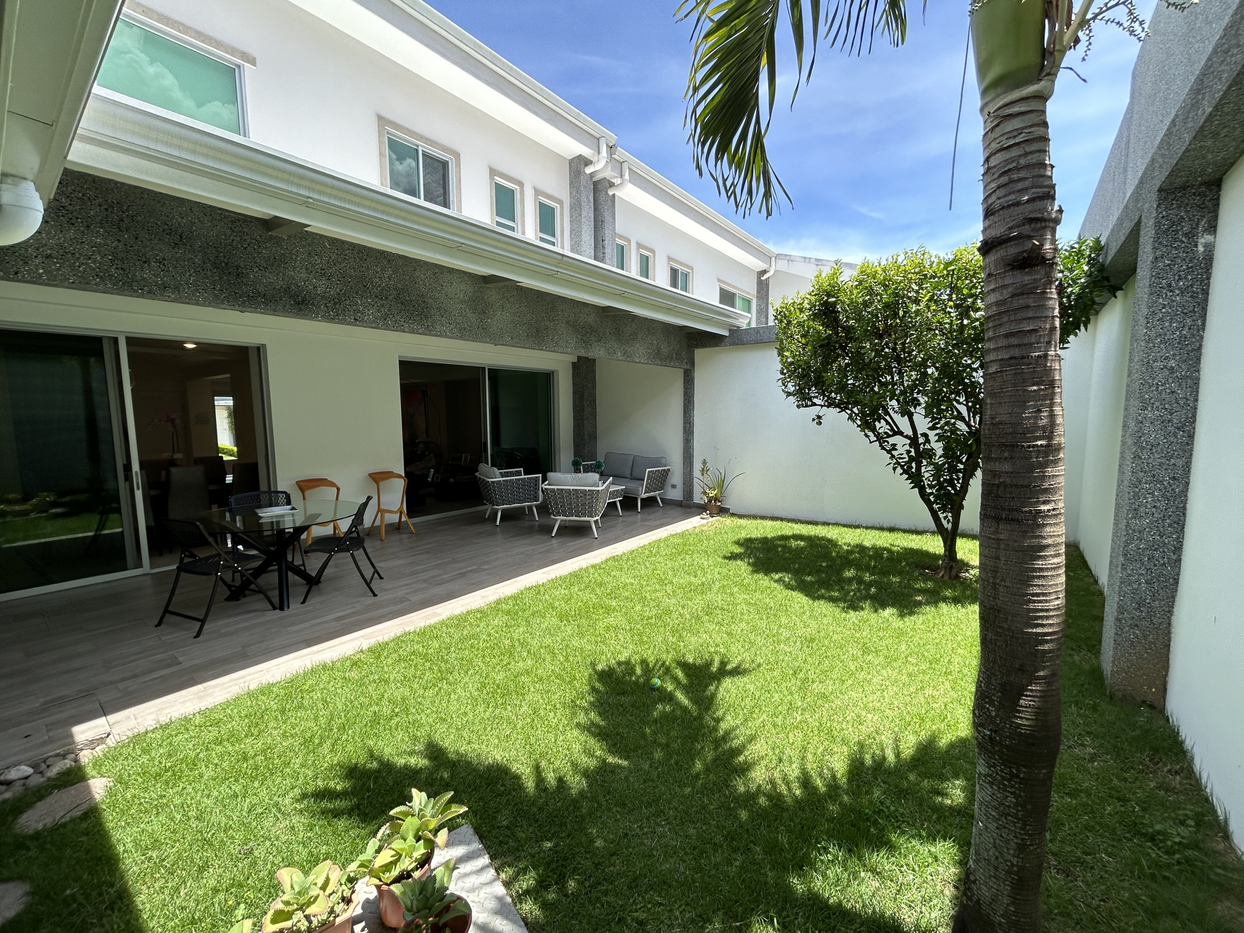 Contemporary House for Sale in Gated Community in Santa Ana