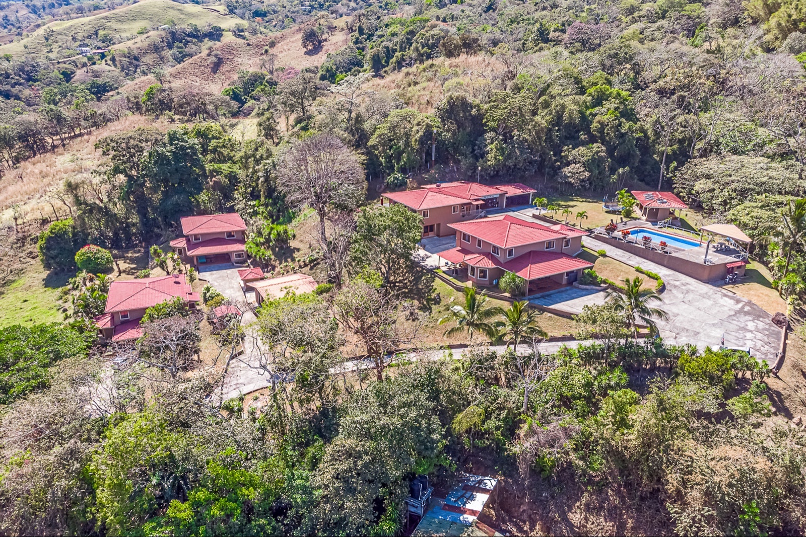 Ciudad Colon, property for sale with 4 houses, with 2,7 acres land